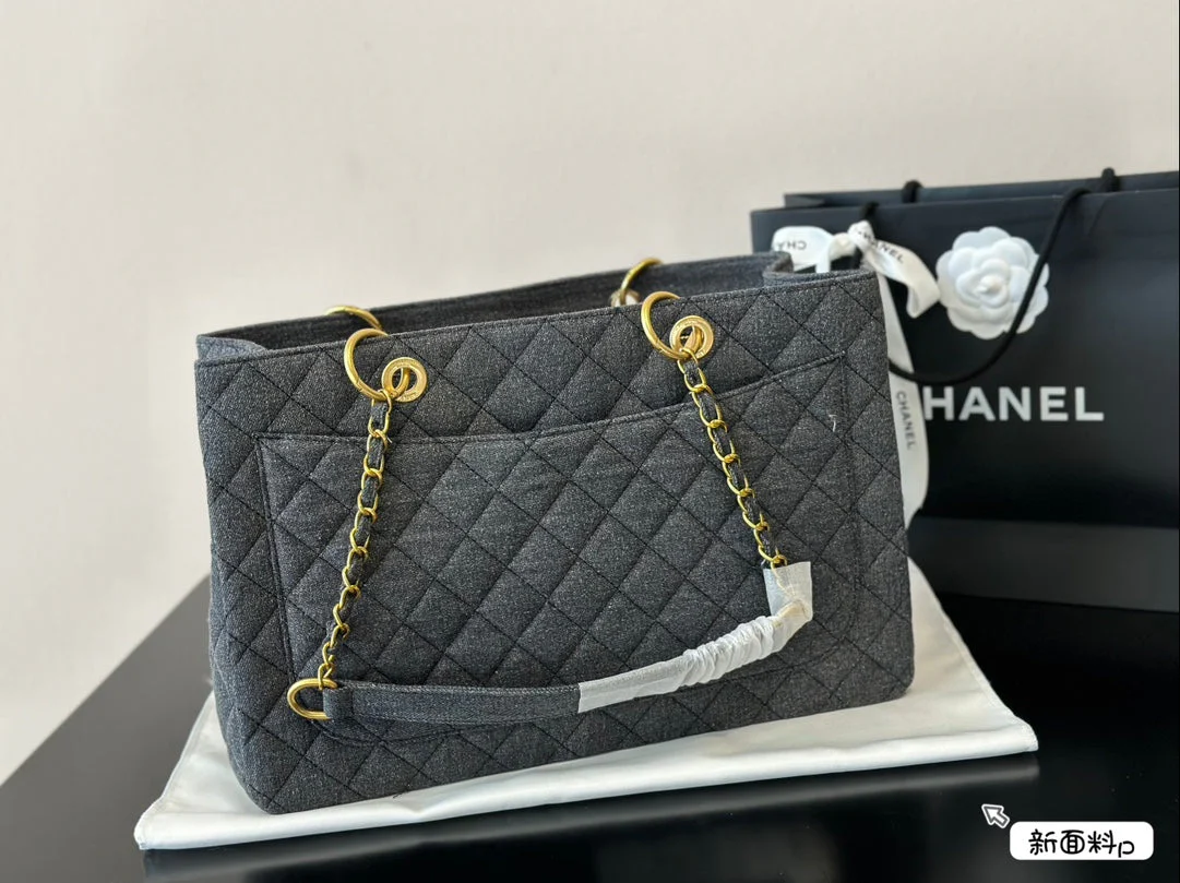 Retro and elegant high-end tote bag