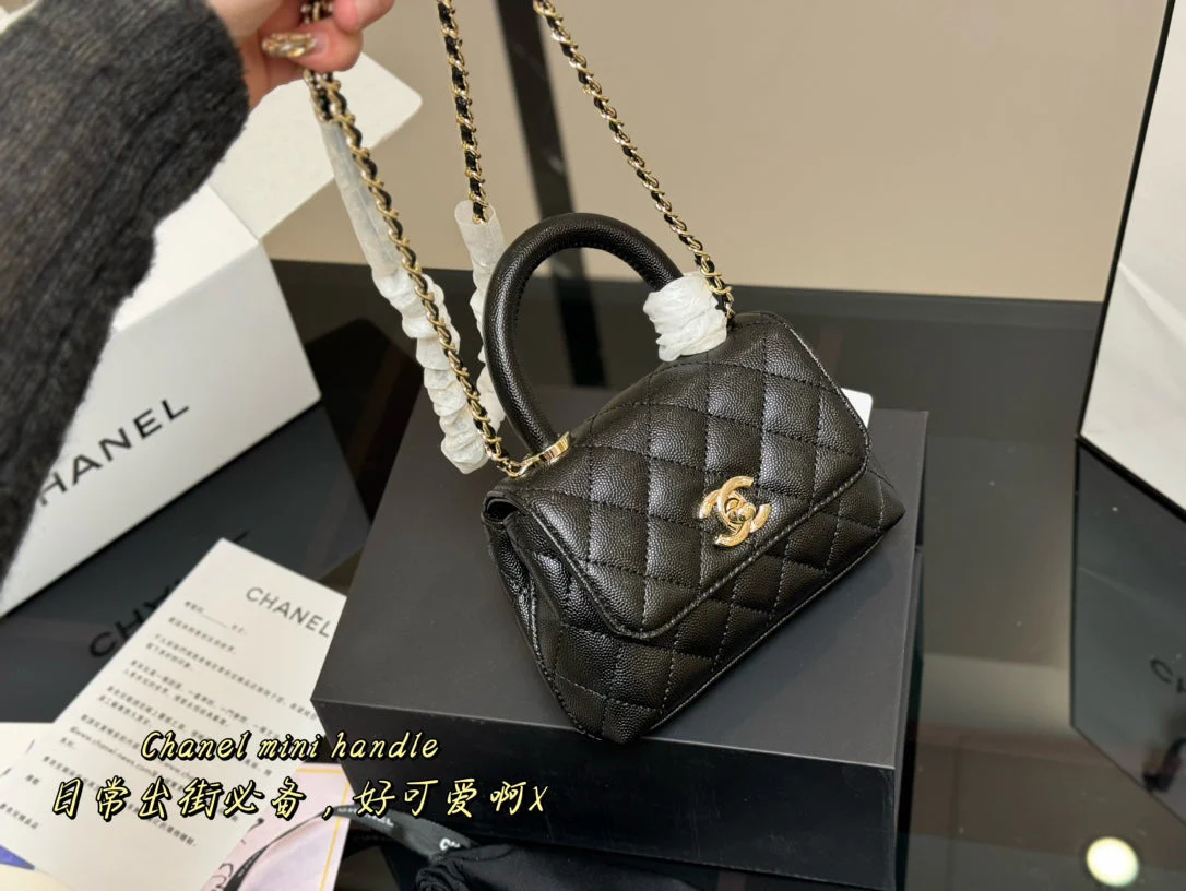 Classic and fashionable grained handbag
