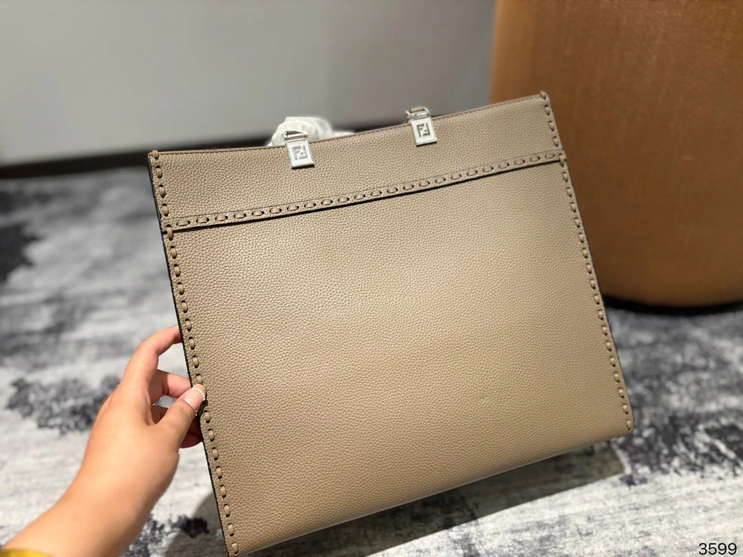 Fashionable square tote bag