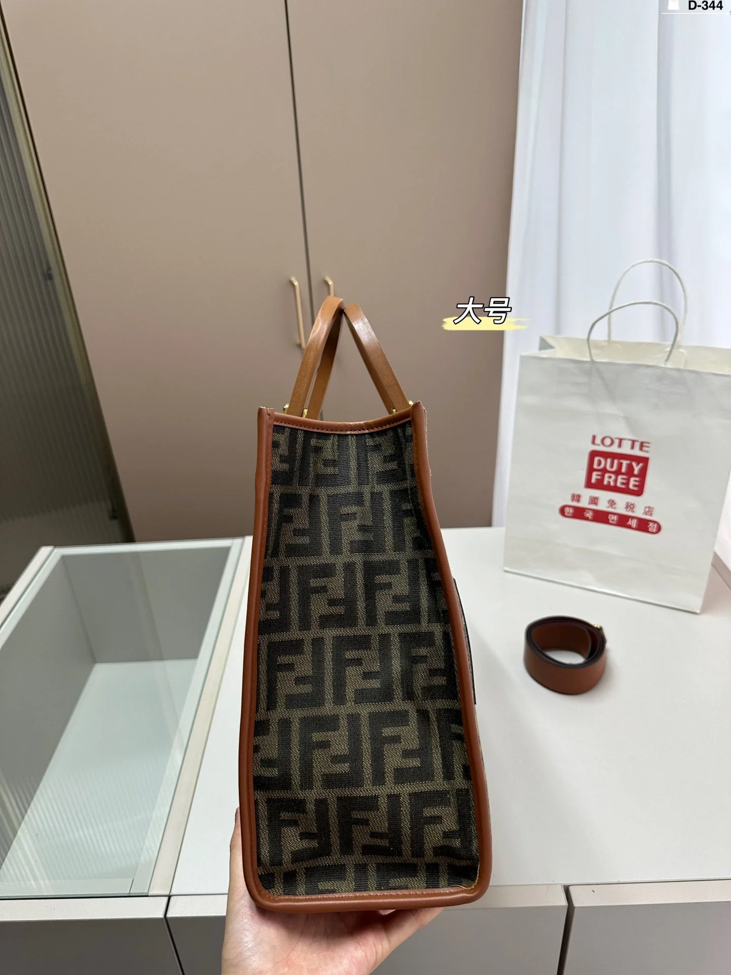 Elegant and elegant tote bag