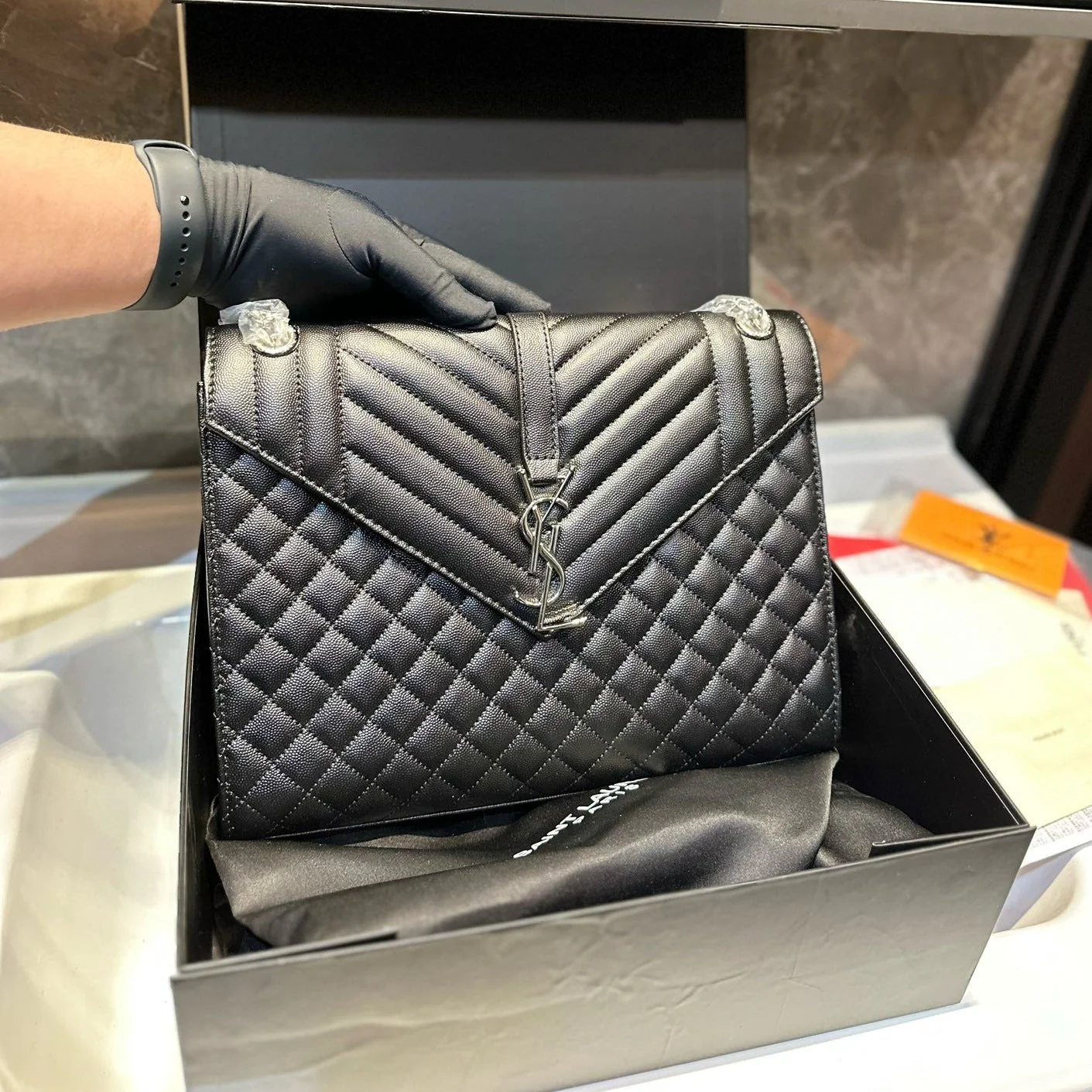 Fresh and versatile envelope bag