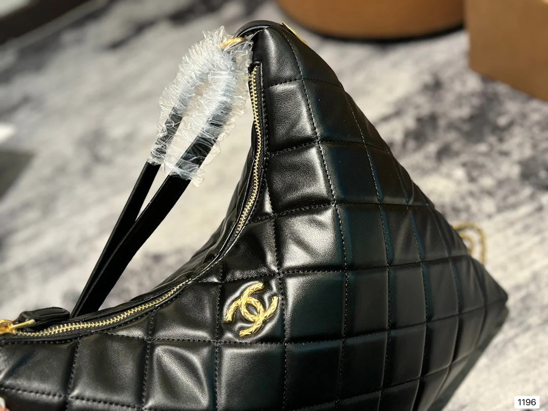 Classic and fashionable croissant bag