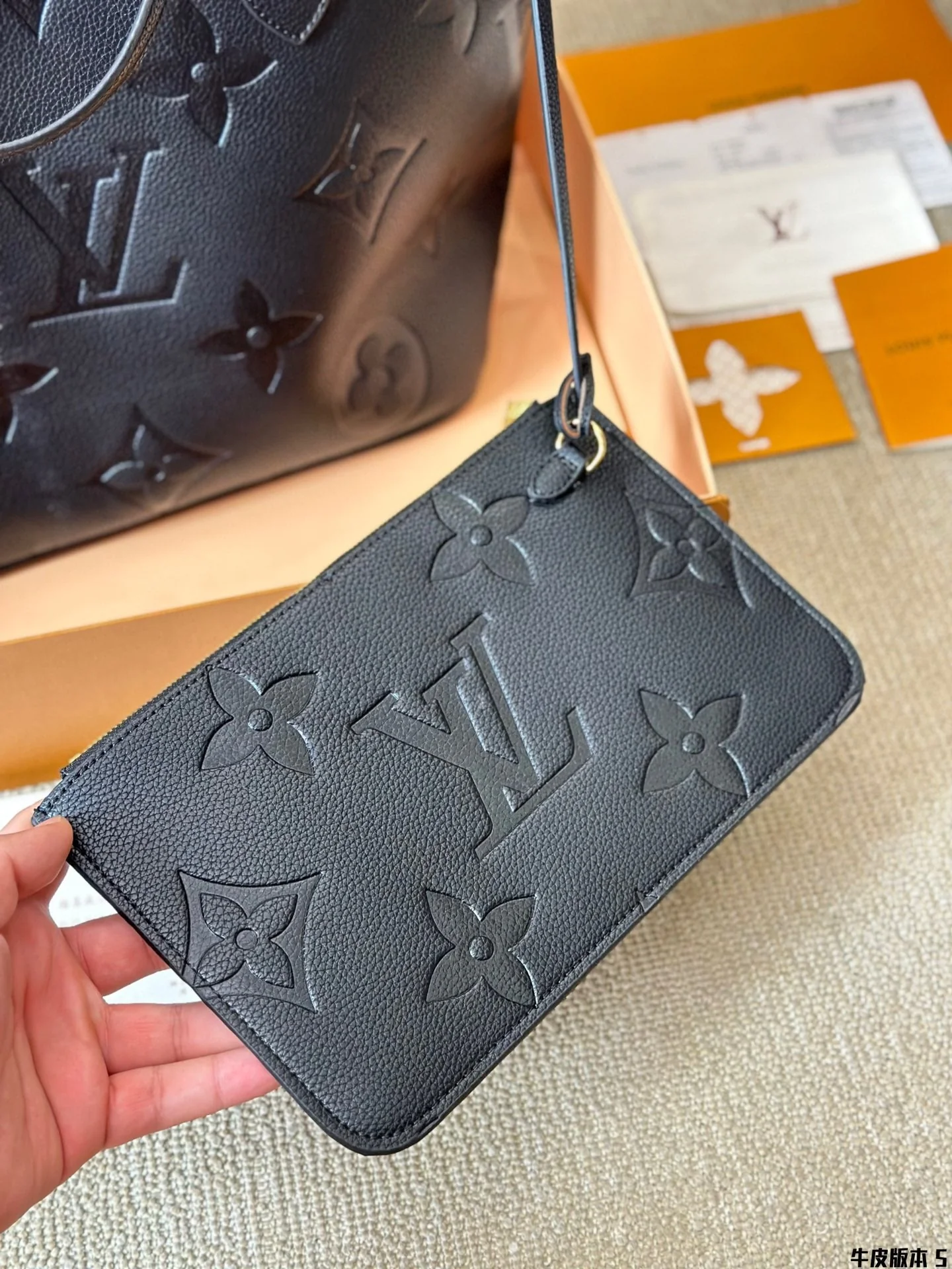 Classic and fashionable medium shopping bag