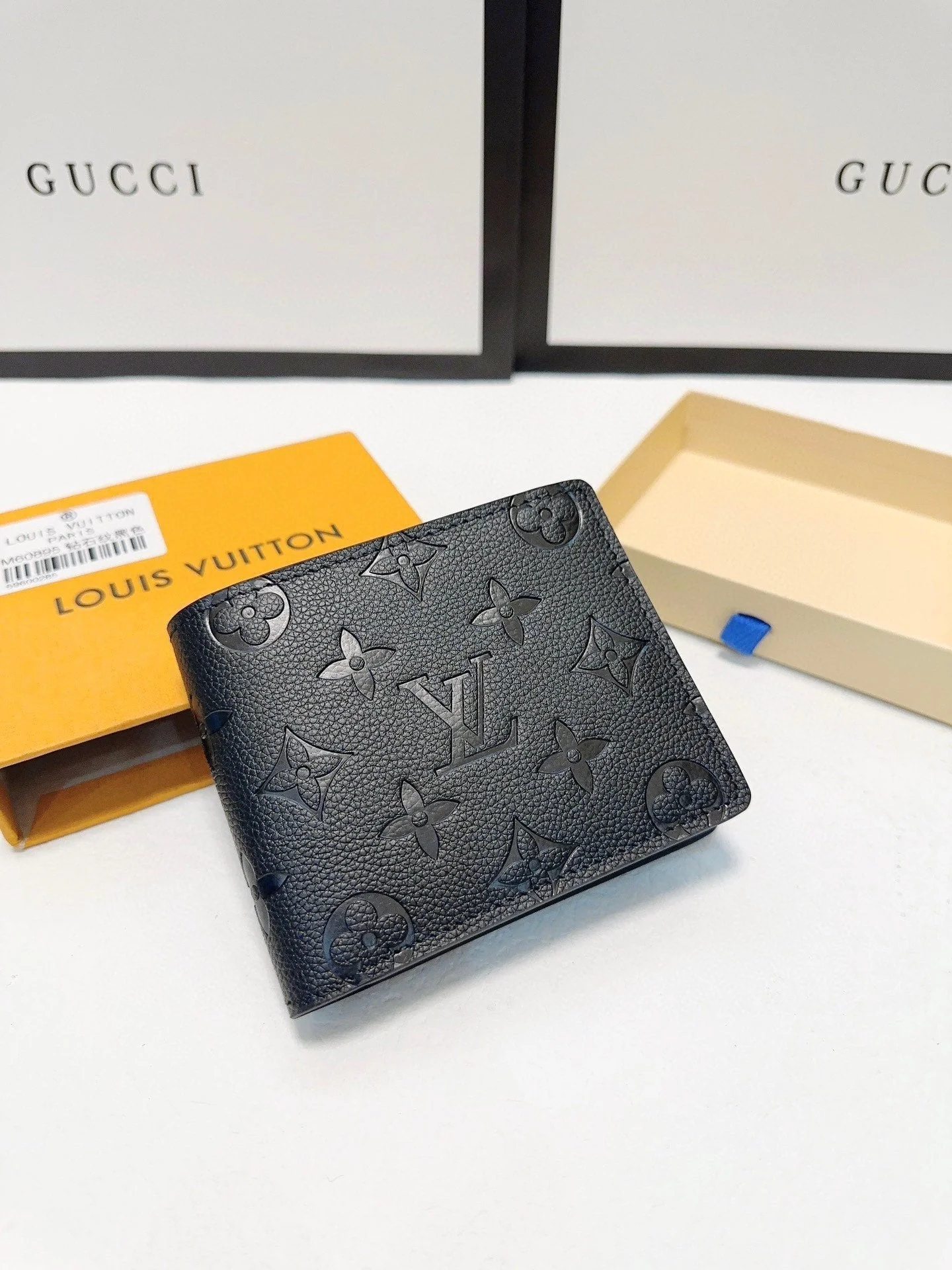 Classic and fashionable small wallet