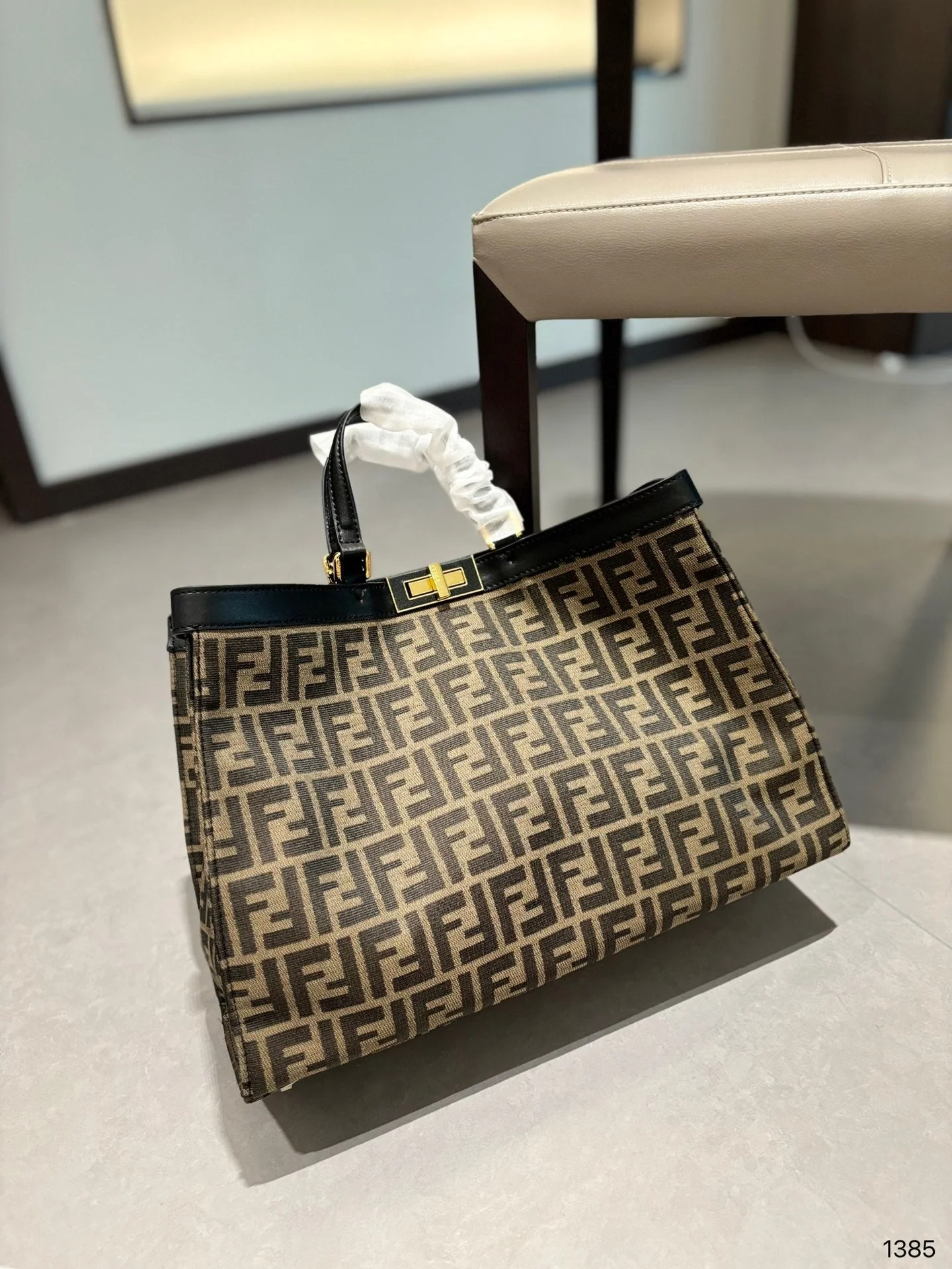 Palace-level fashionable and versatile oversized handbag