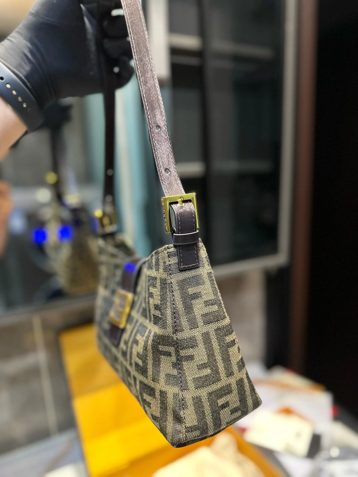 Fashionable second-hand croissant bag