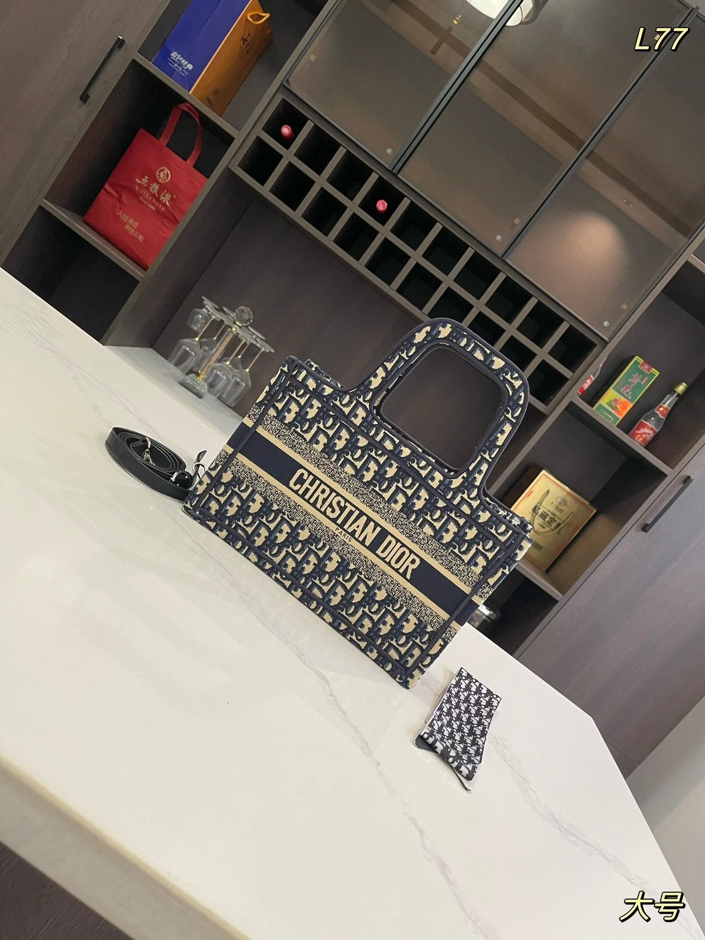 Fashionable and versatile limited edition handbag