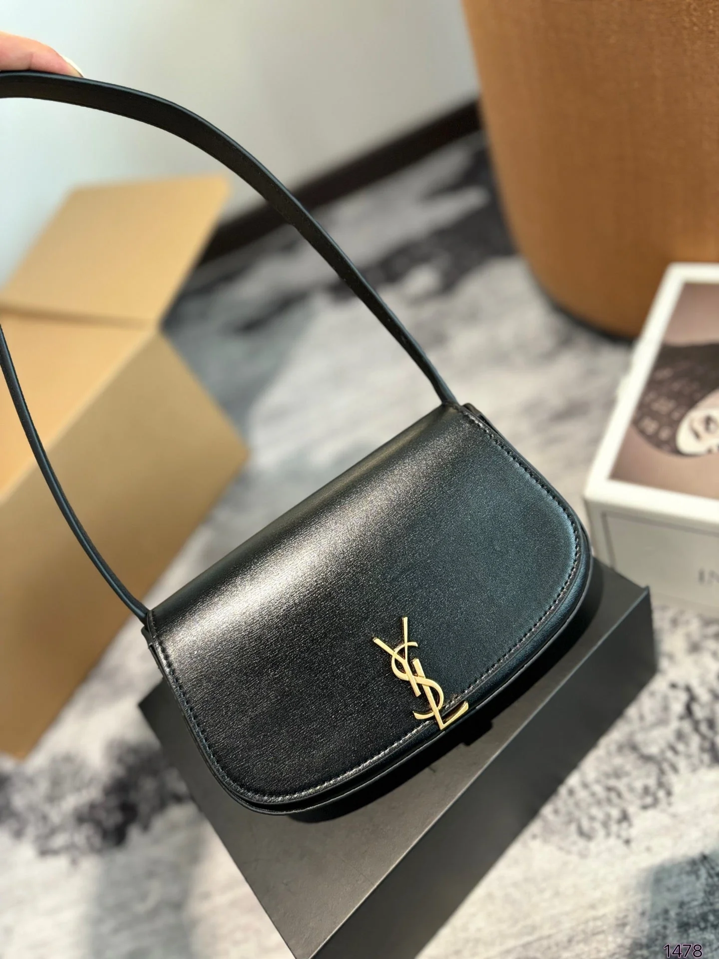 Fashionable and simple armpit bag