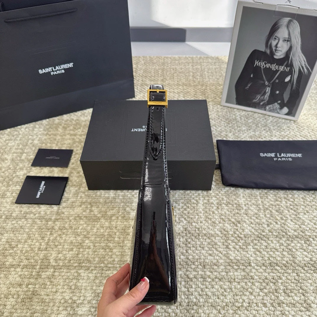 Fashionable, elegant and versatile underarm bag