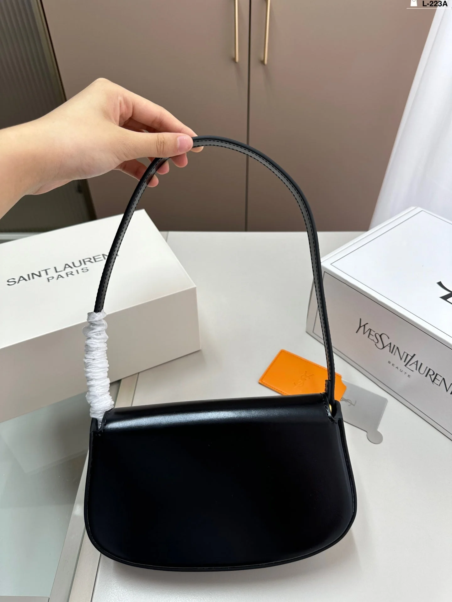 Simple and stylish half-moon underarm bag