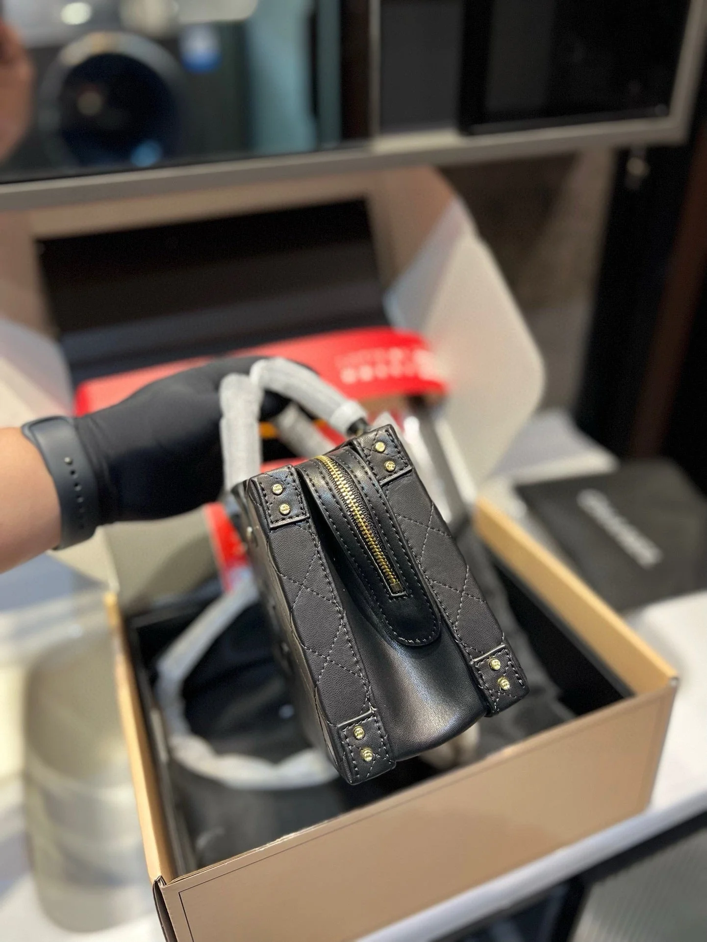 Light and fashionable box bag