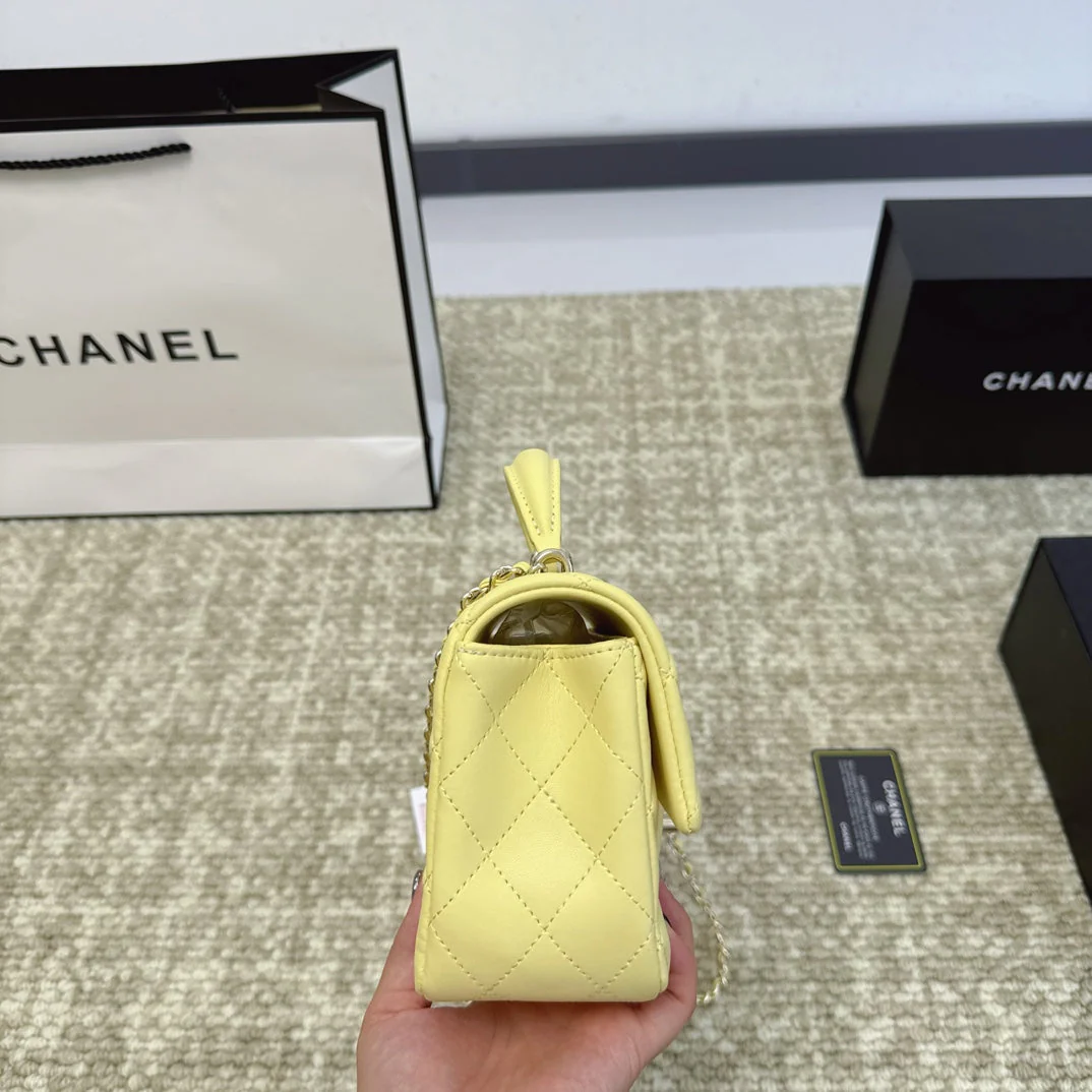 Fashionable classic diamond handbag