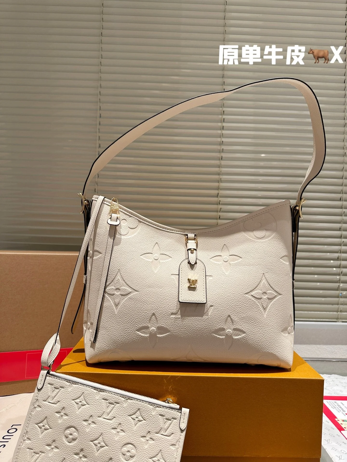 New commuter high-value shoulder bag