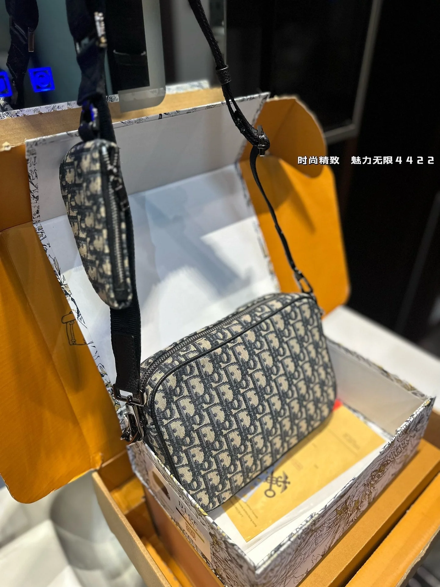 Classic and versatile embroidered knitted camera bag