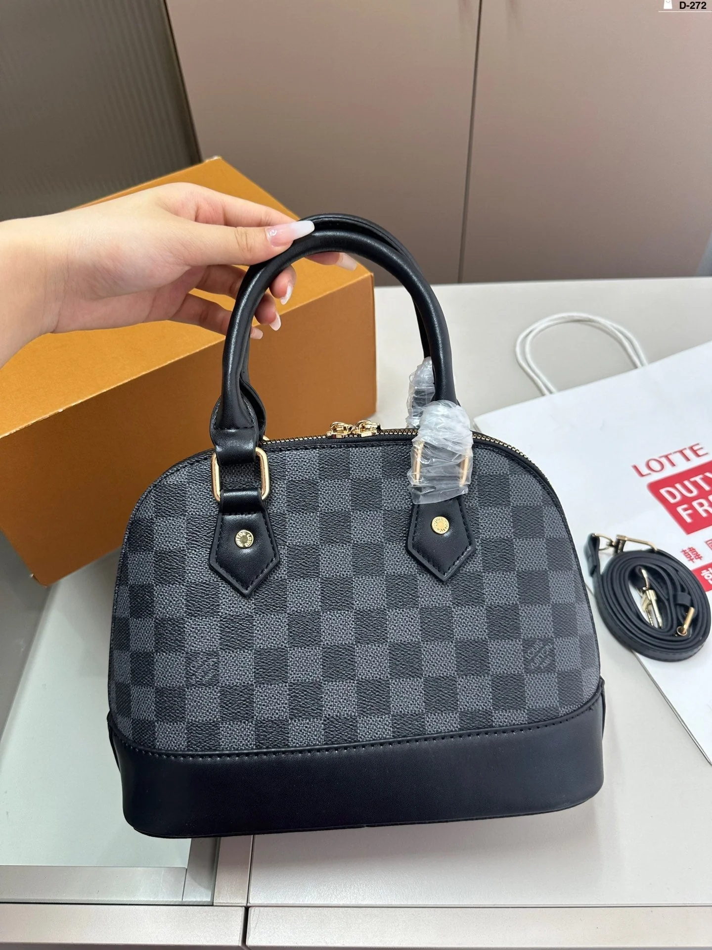 Classic and fashionable shell bag