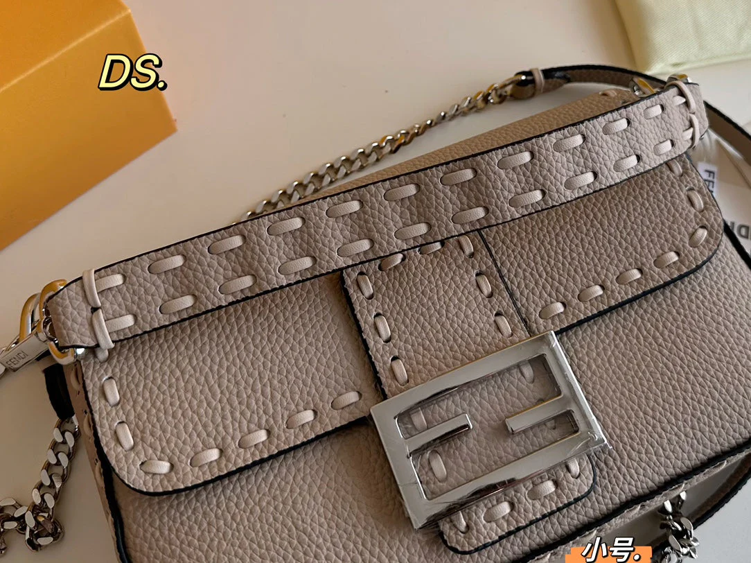 Classic and fashionable new baguette bag