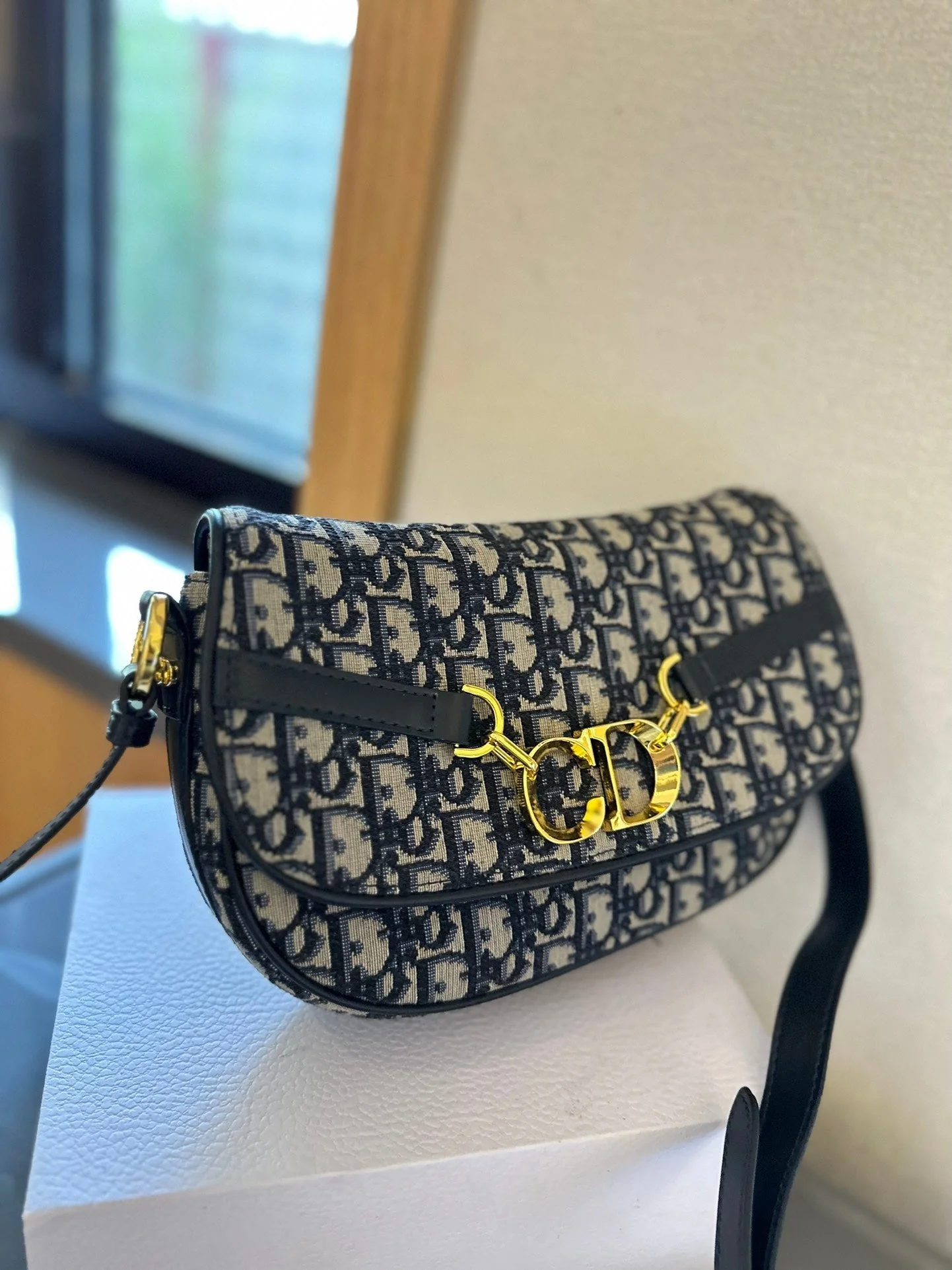 Fashionable retro printed handbag