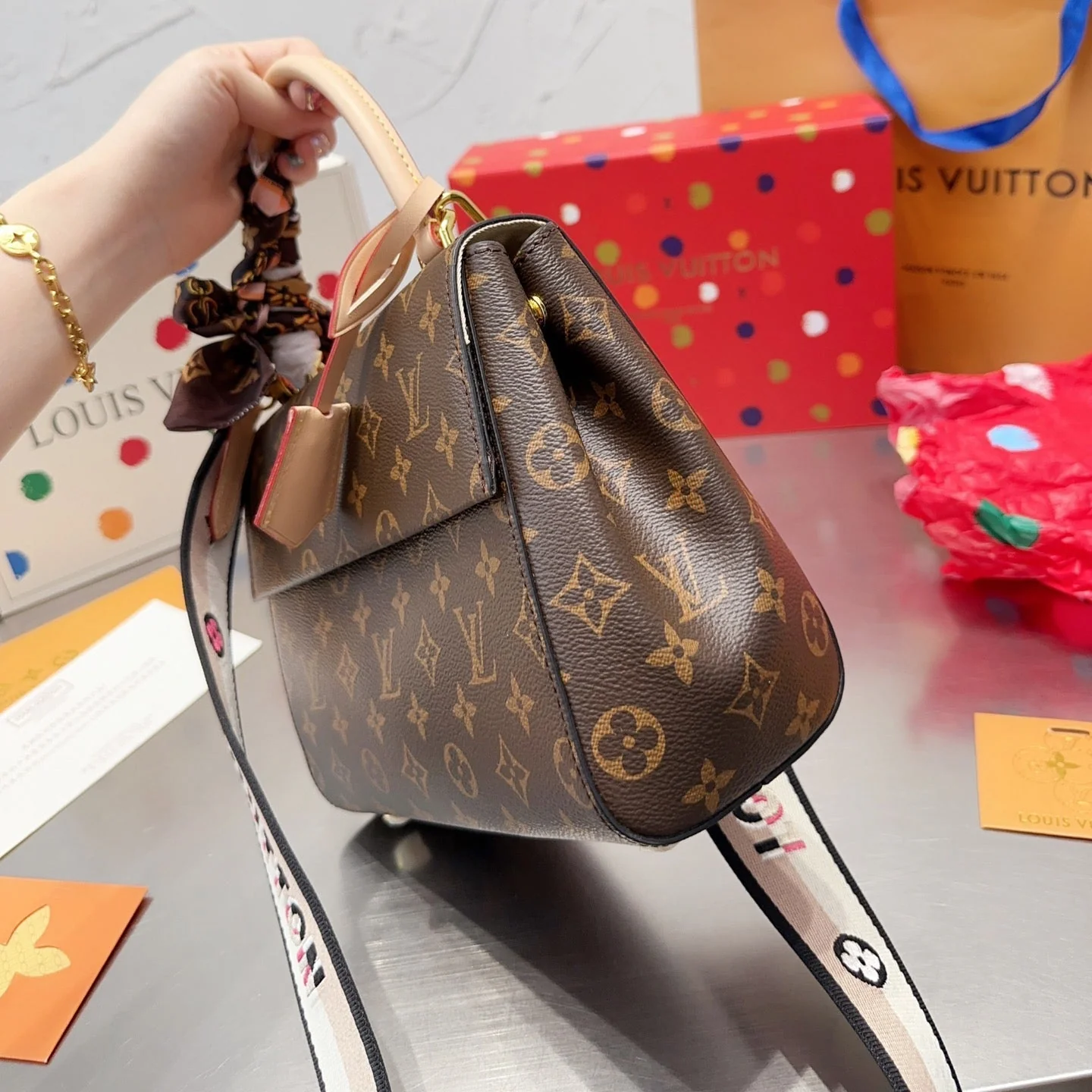 Classic fashion handbag