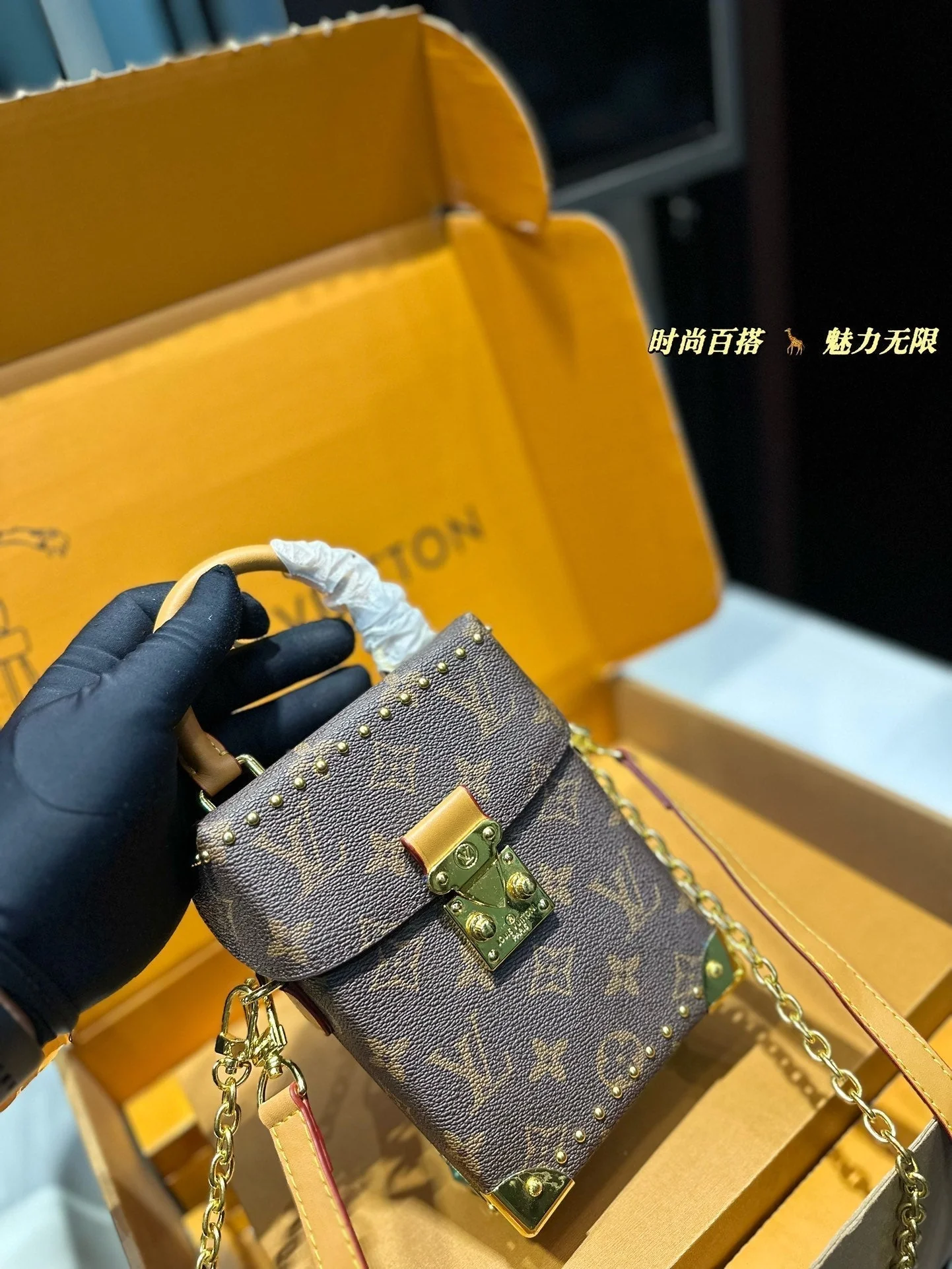 Fashionable catwalk-style shoulder bag