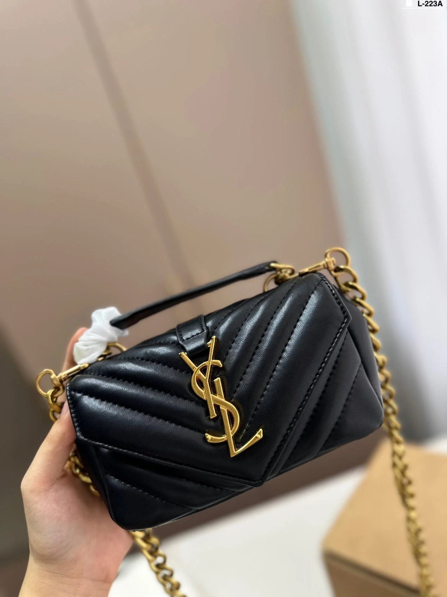 Fashionable and high-value messenger bag