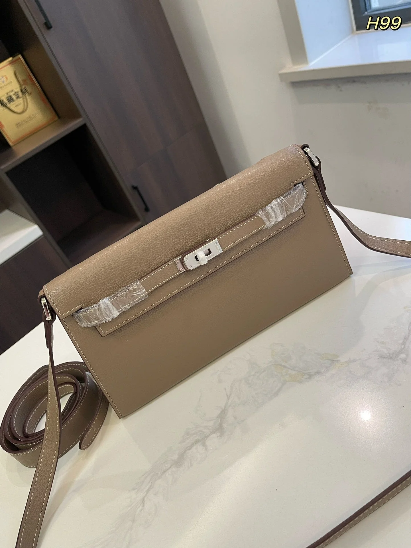First-layer cowhide underarm bag size: 24*14cm