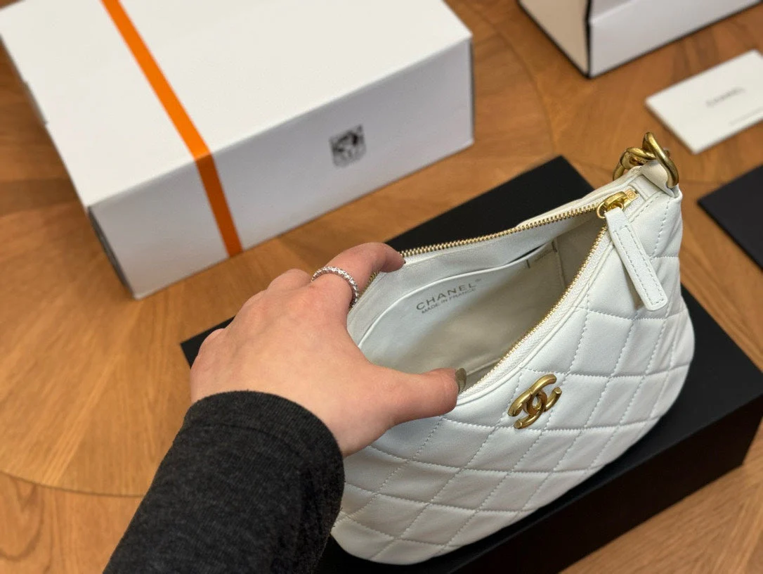 Classic sheepskin texture versatile handbag