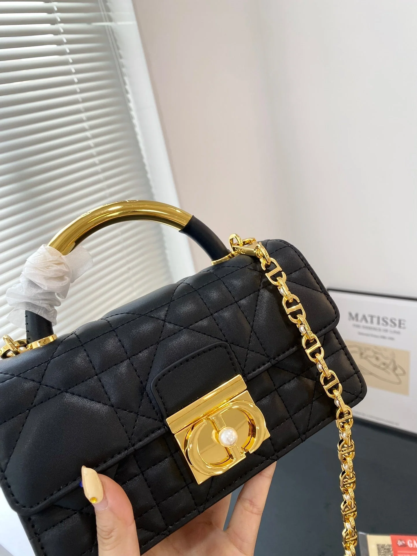 Classic and fashionable rattan pattern handbag