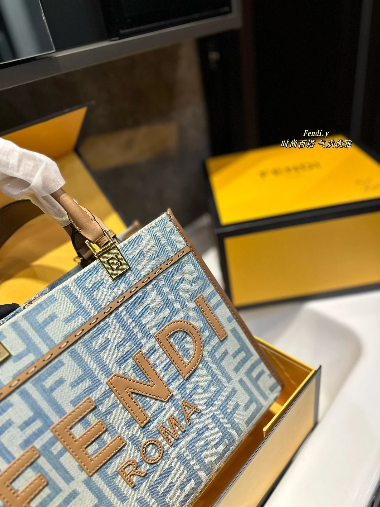 Classic fashion shopping bag