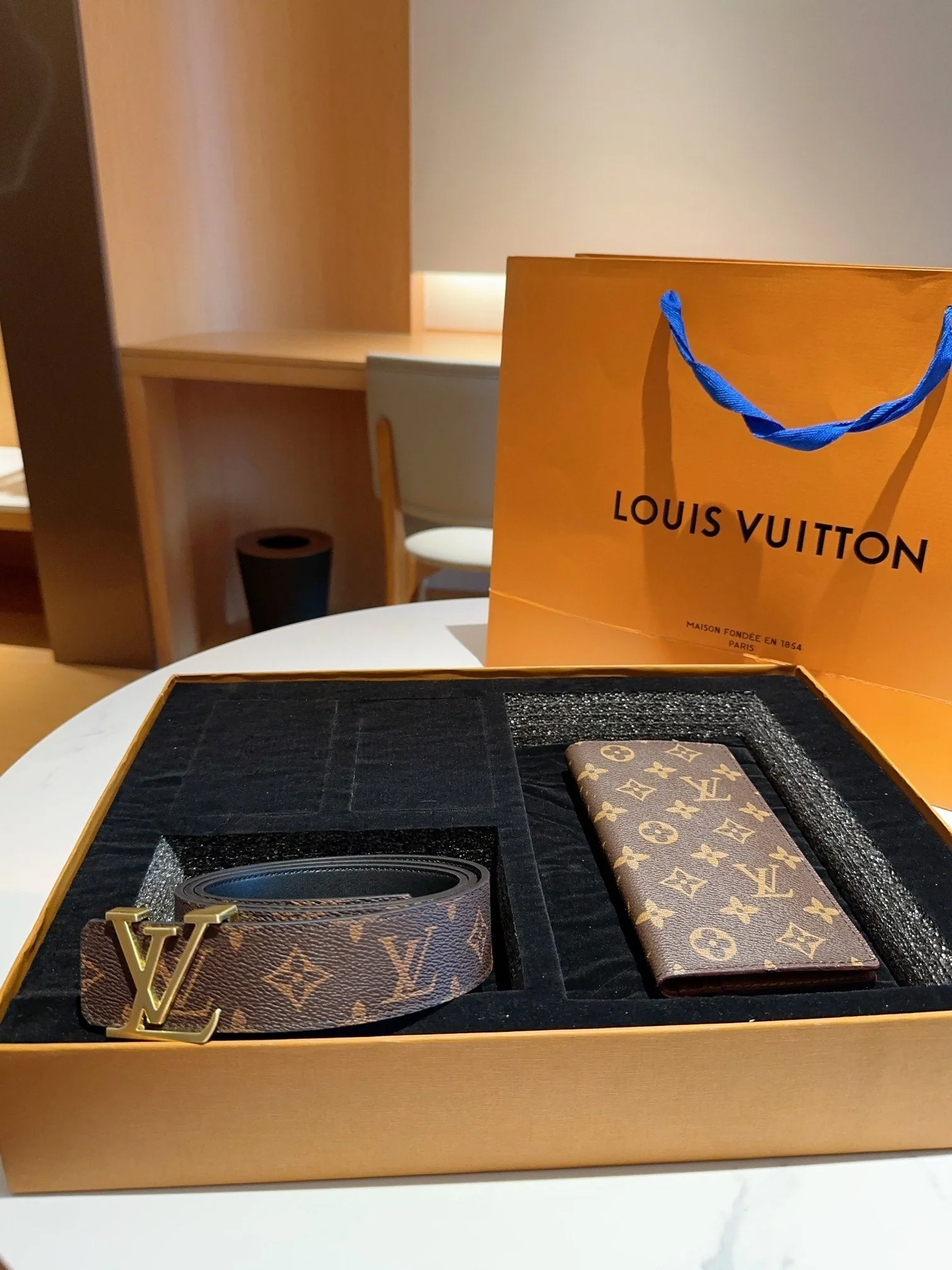 Fashionable and high-end  Cowhide Belt + Wallet