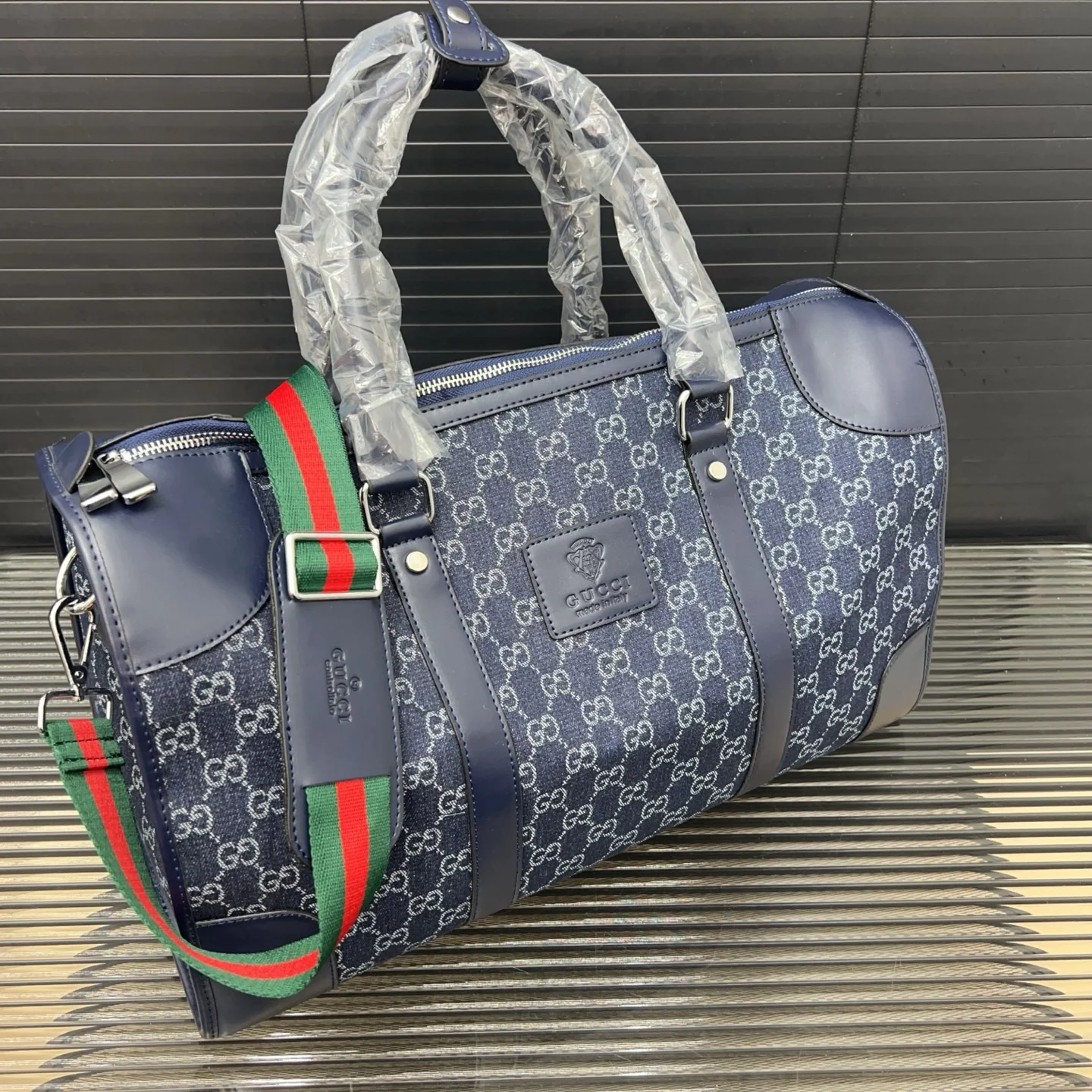 Fashionable classic travel bag 45 x 26 cm