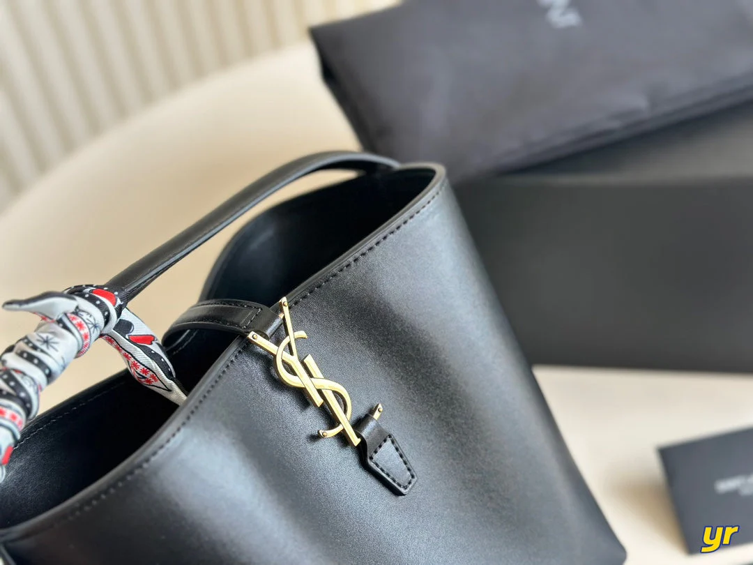 Bucket bag in soft glossy calfskin