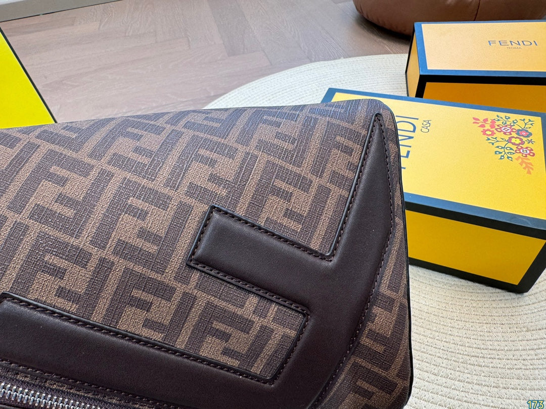 Fashionable classic crossbody bag