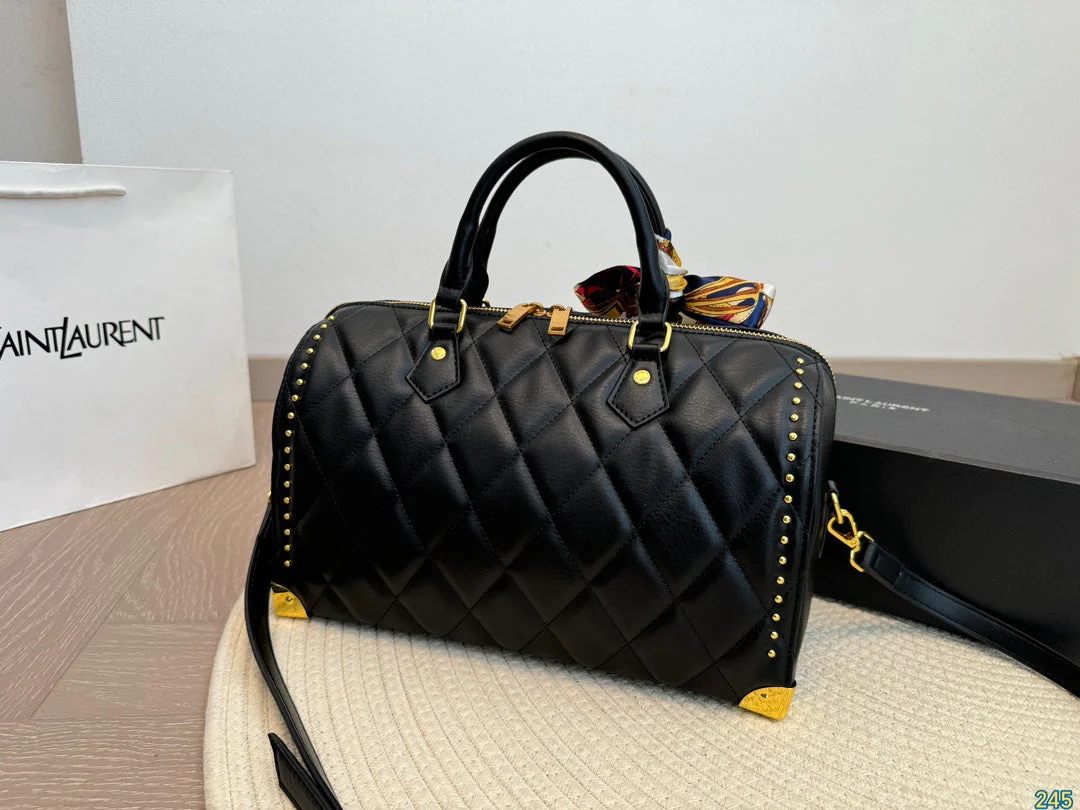 Exquisite and fashionable pillow bag