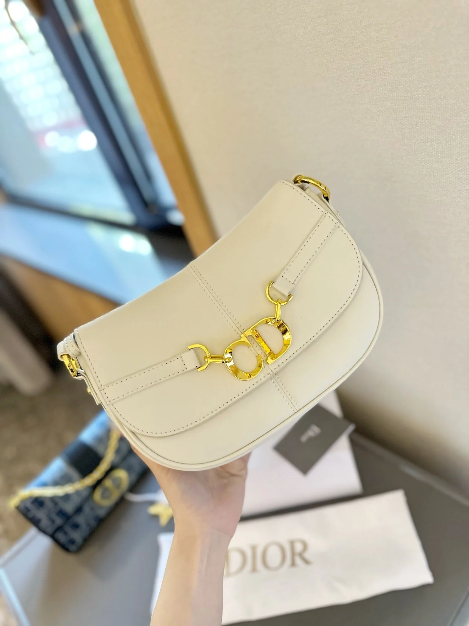 Fashionable retro printed handbag