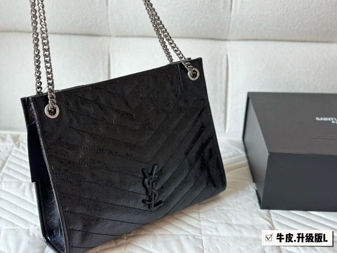 Fashionable and enlarged commuter bag