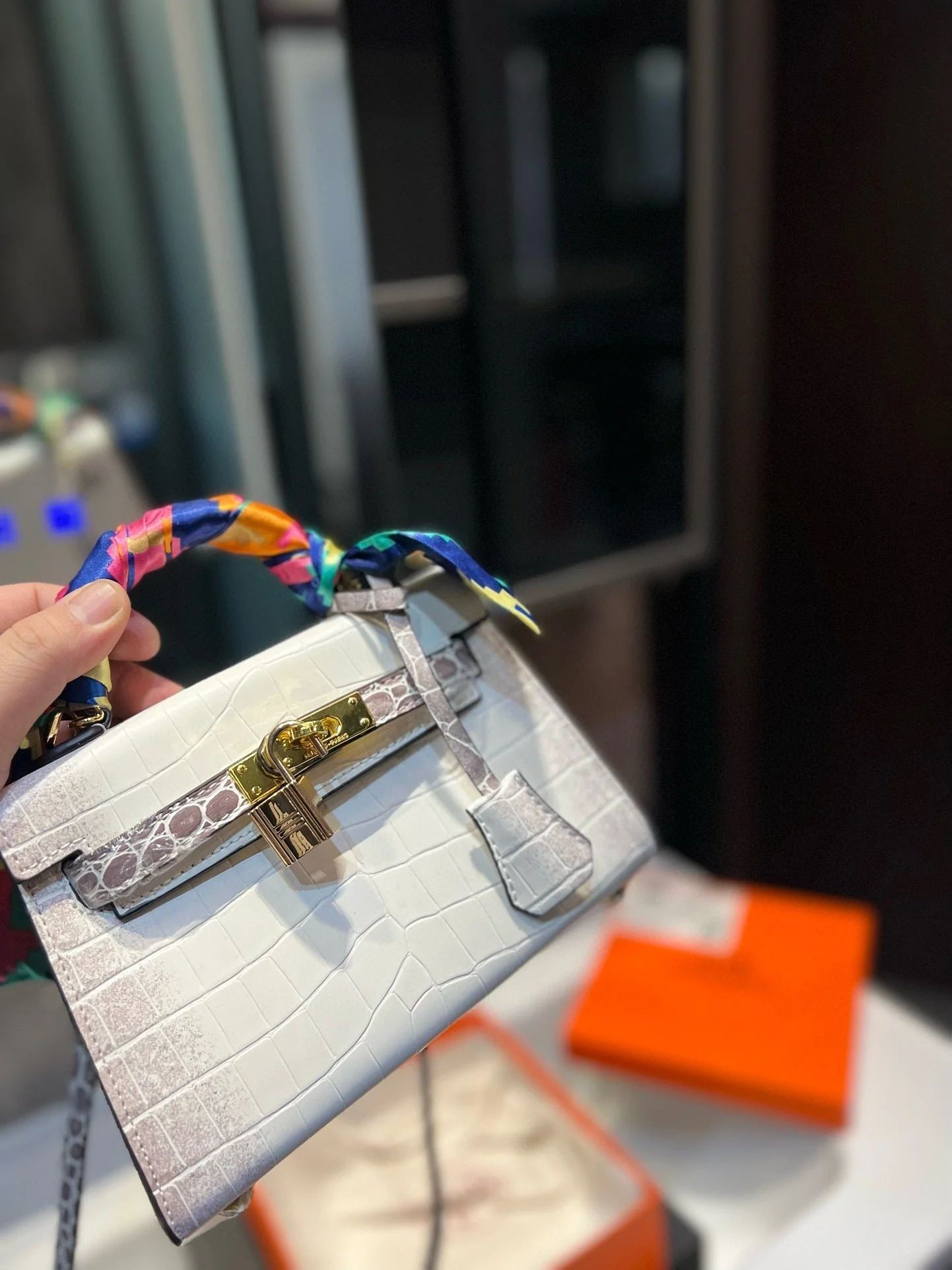 Lacquered crocodile pattern cowhide bag Size: 20*13*6cm