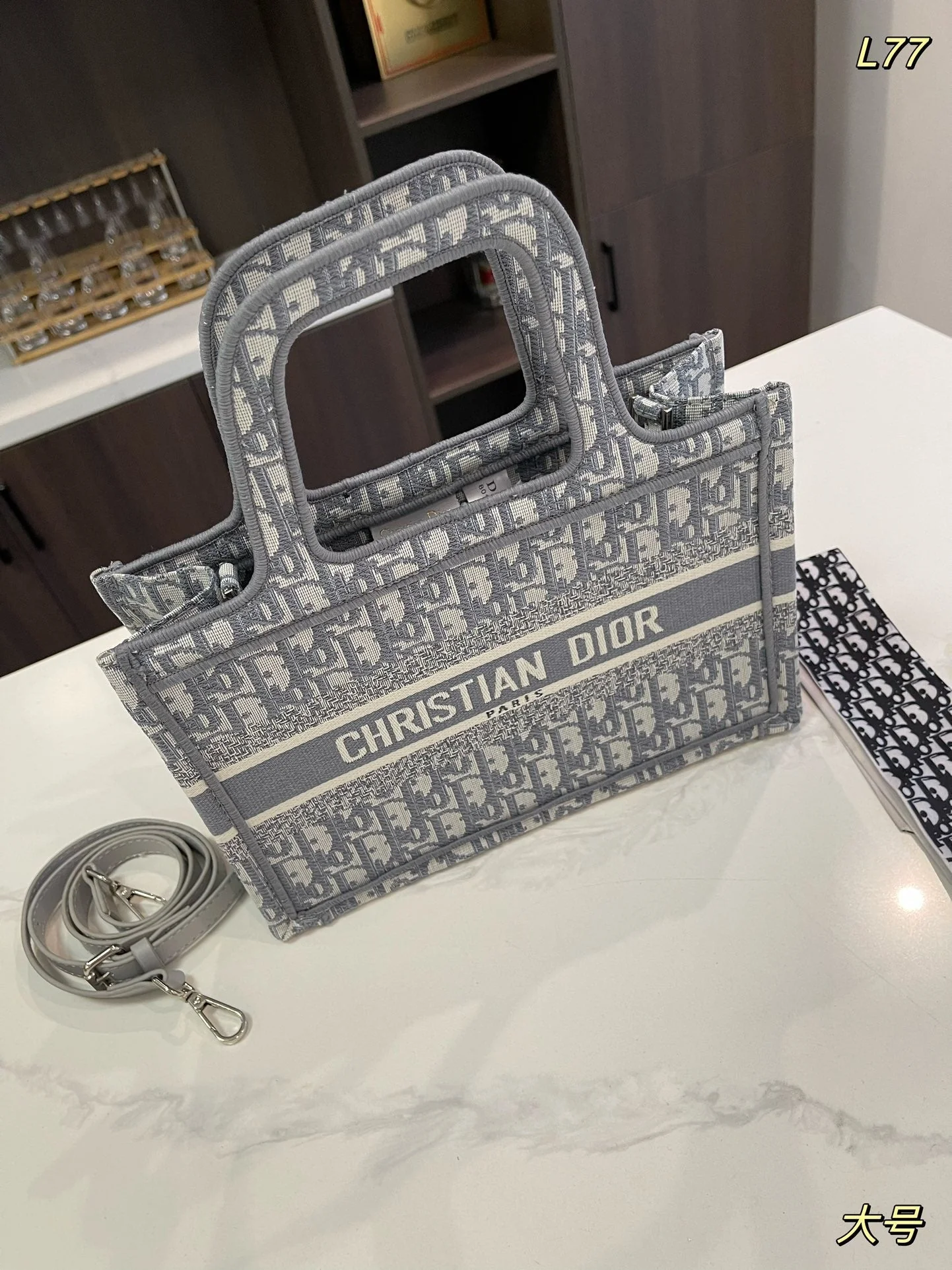 Fashionable and versatile limited edition handbag