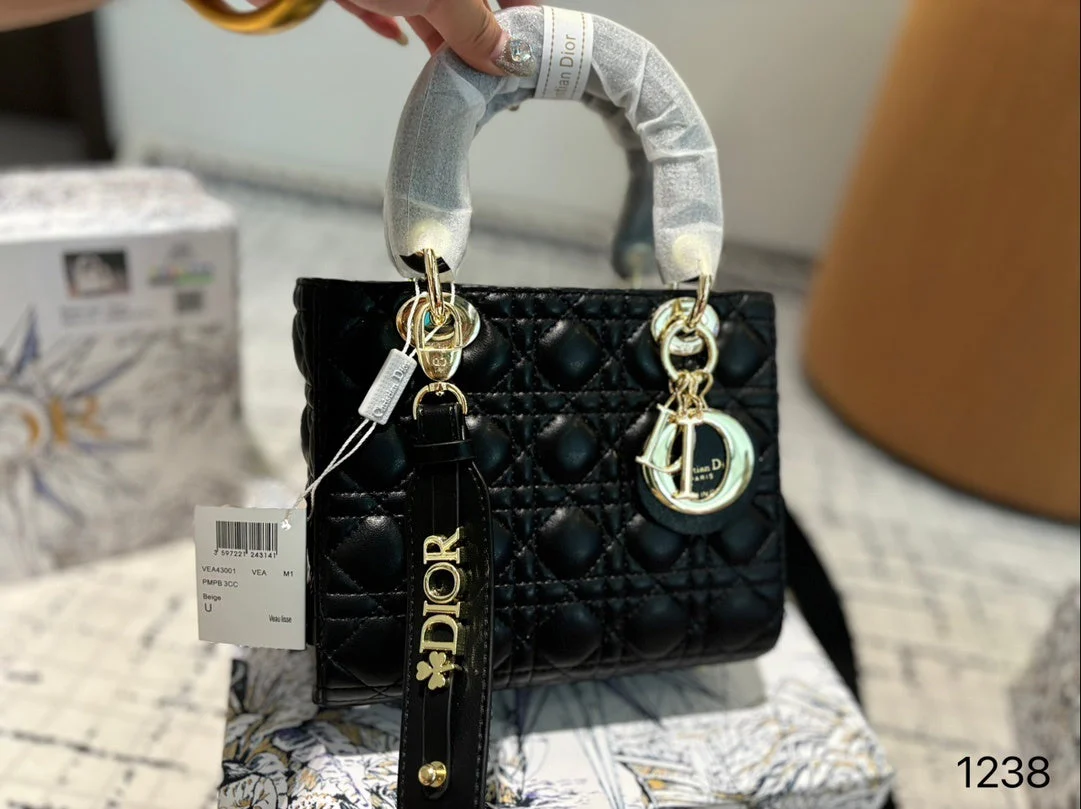 Simple and elegant handbag