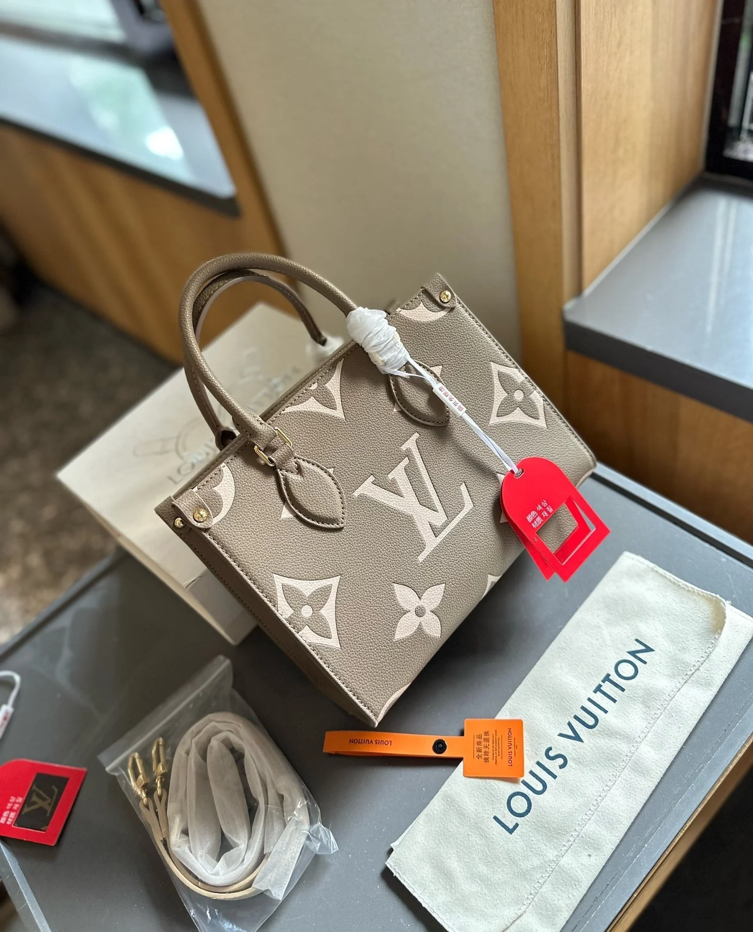 Simple and fashionable embossed horizontal tote bag