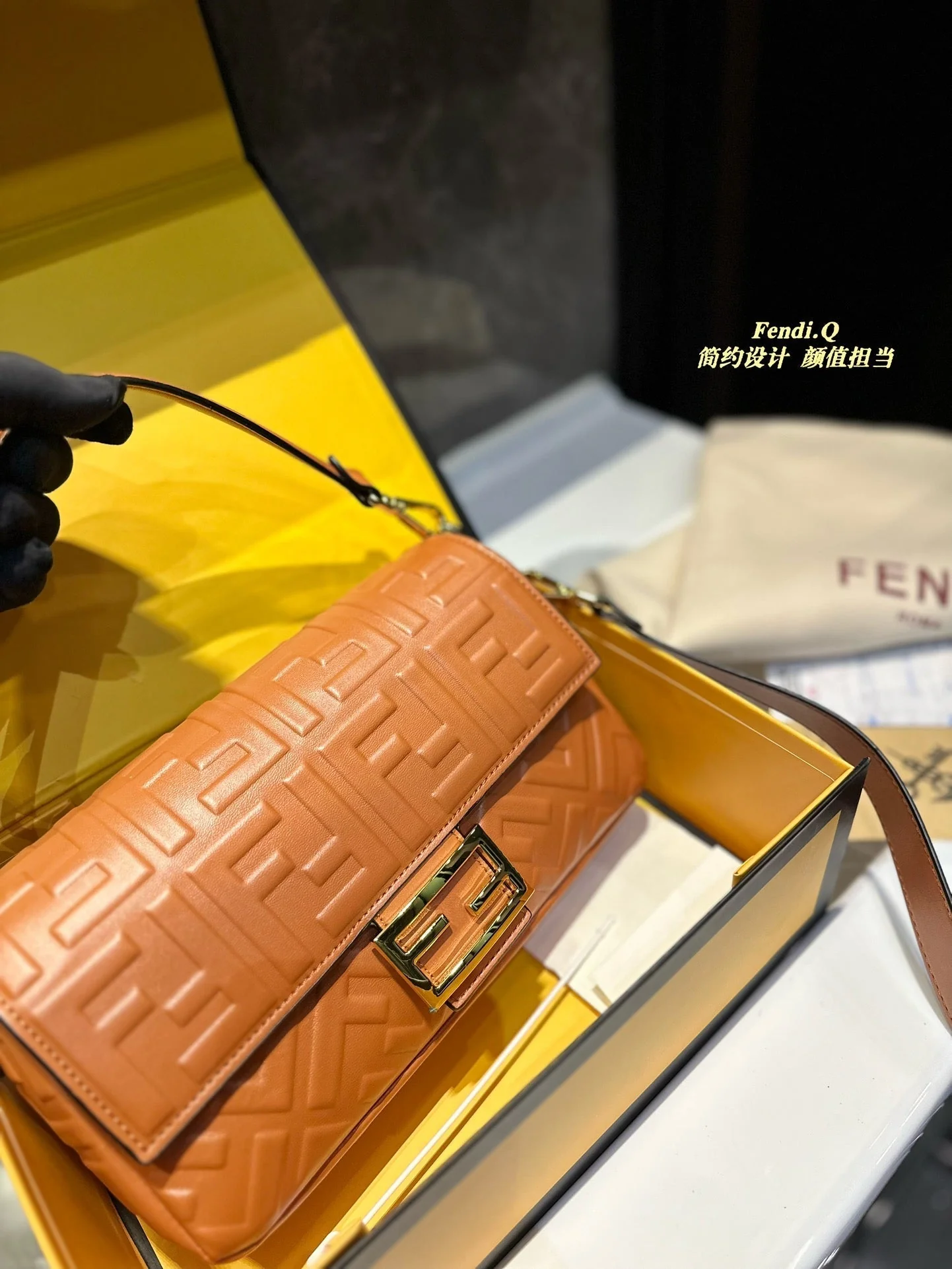 Classic versatile baguette bag