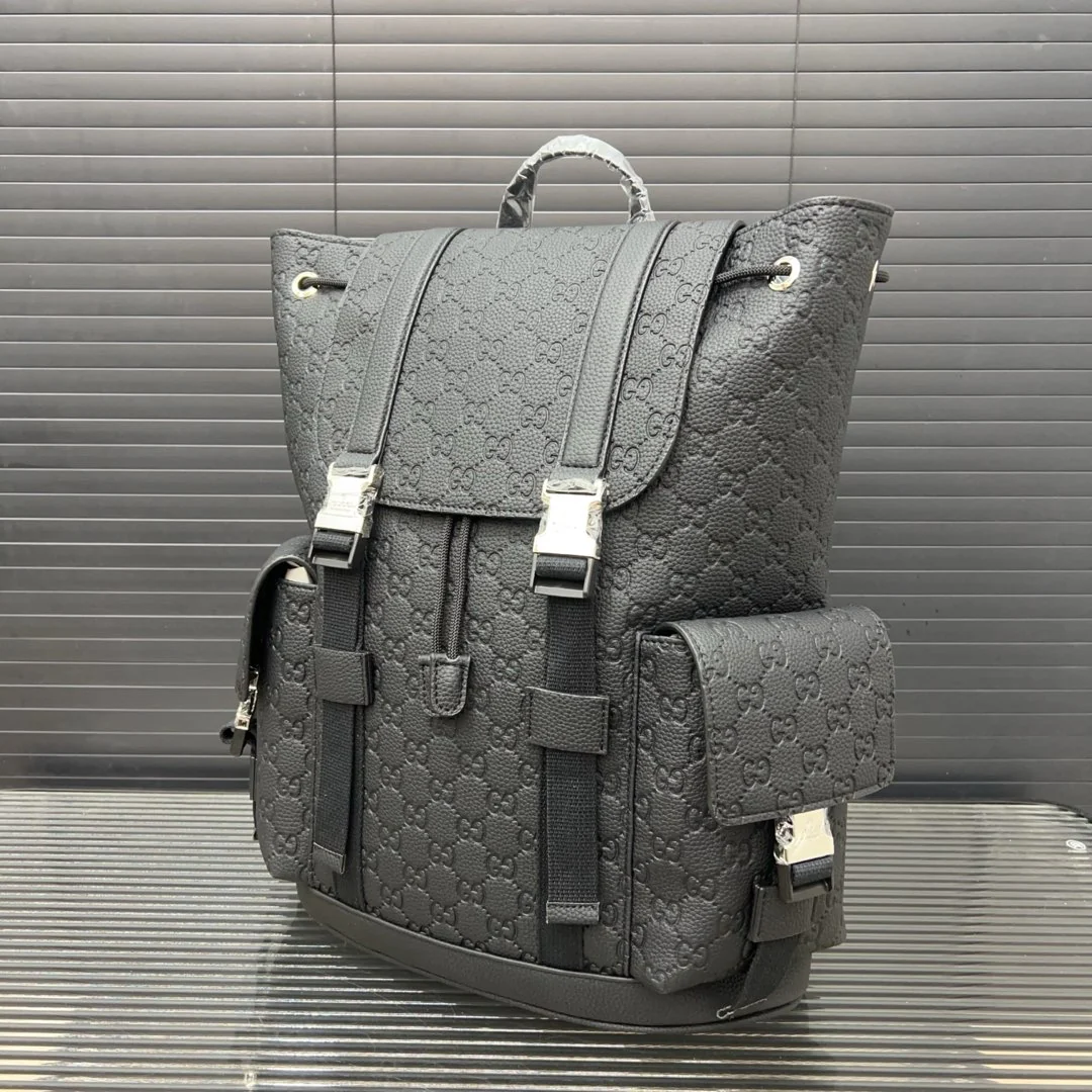 Classic versatile backpack 34 x 42 cm