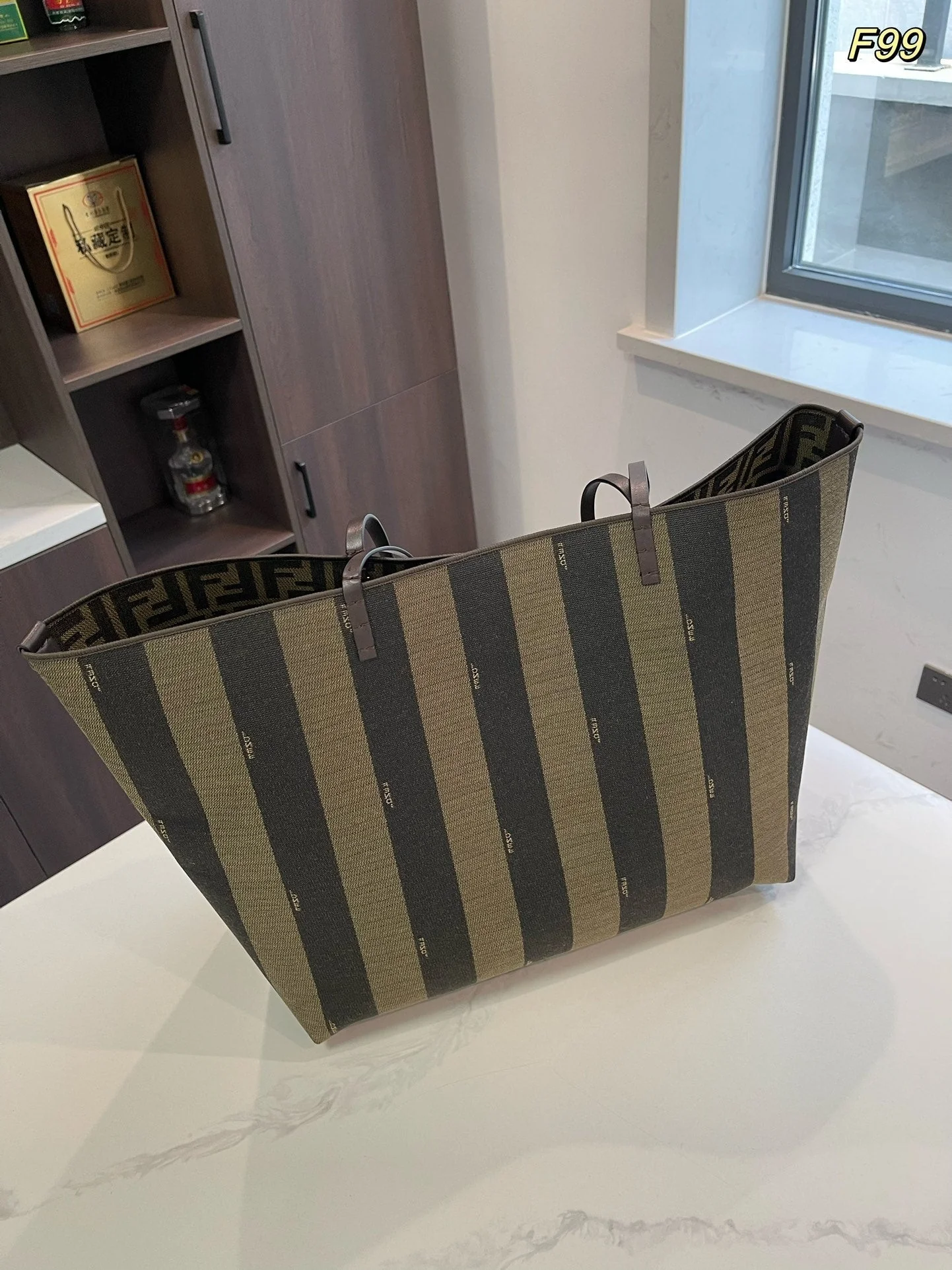 Classic and versatile second-hand shopping bag