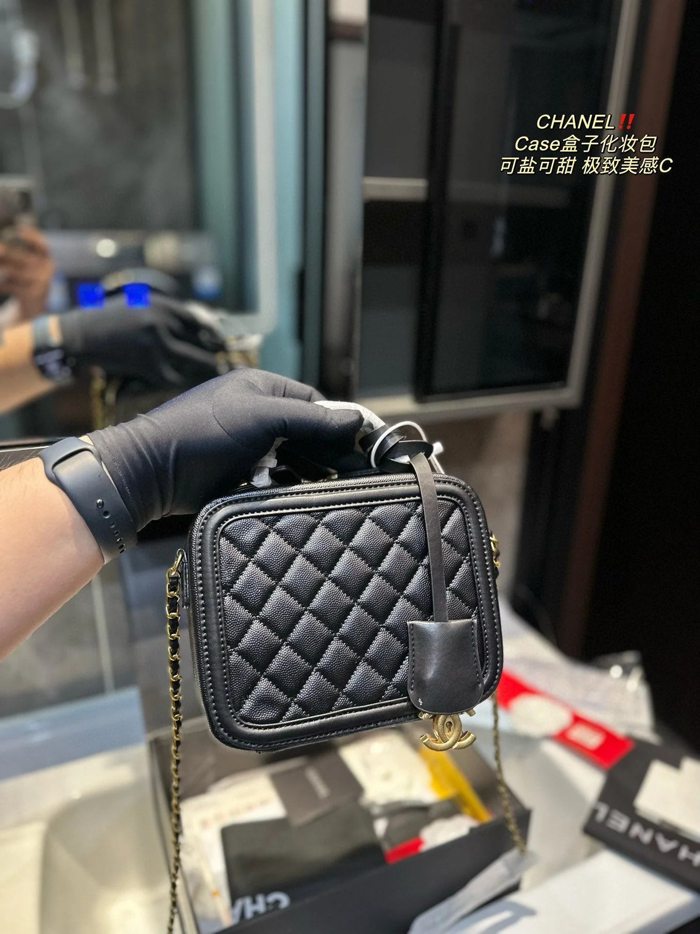 Fashionable classic cosmetic bag