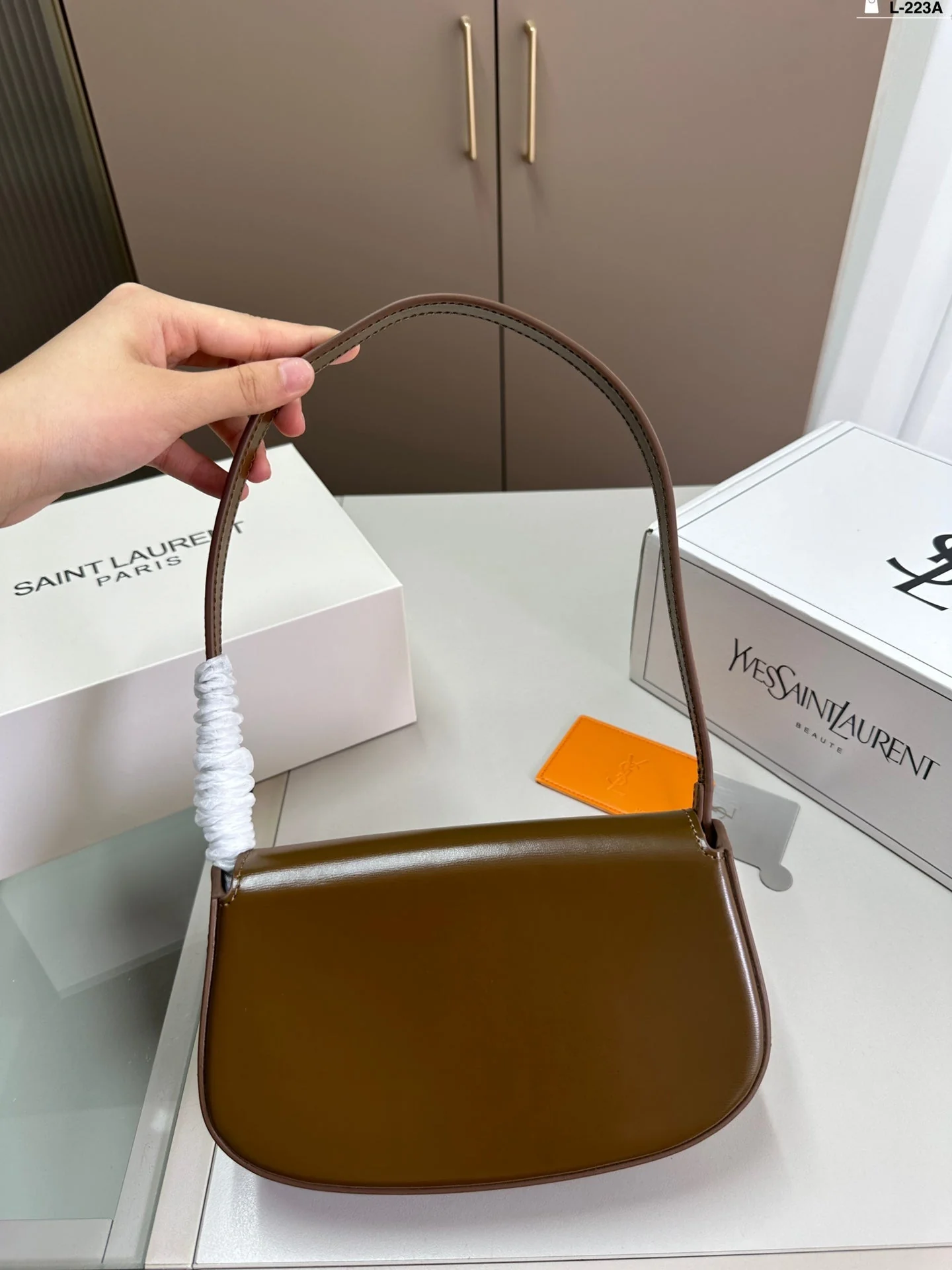 Simple and stylish half-moon underarm bag