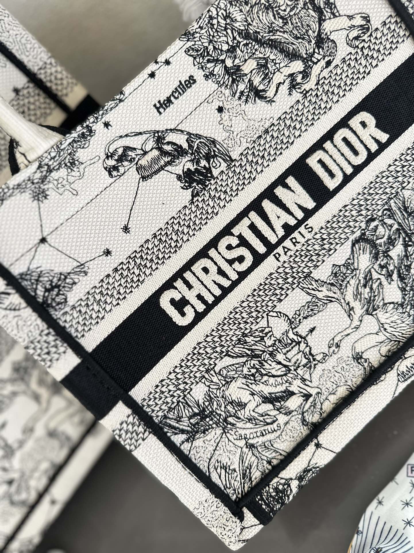 Fashionable and versatile embroidered tote bag