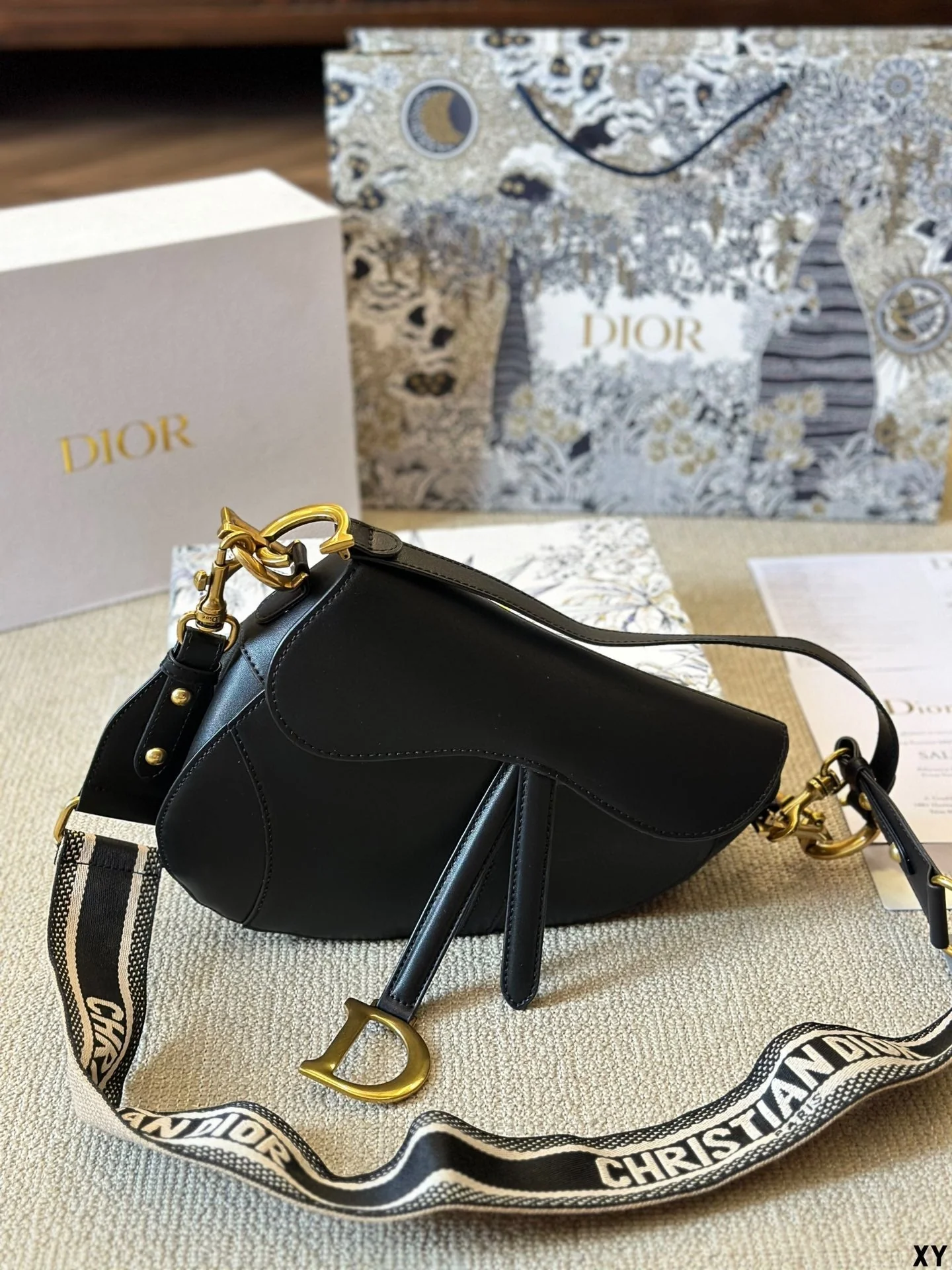 Fashionable classic saddle bag