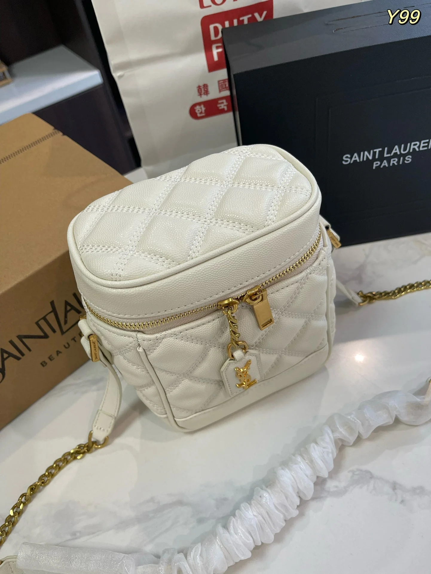 Classic versatile diamond makeup box