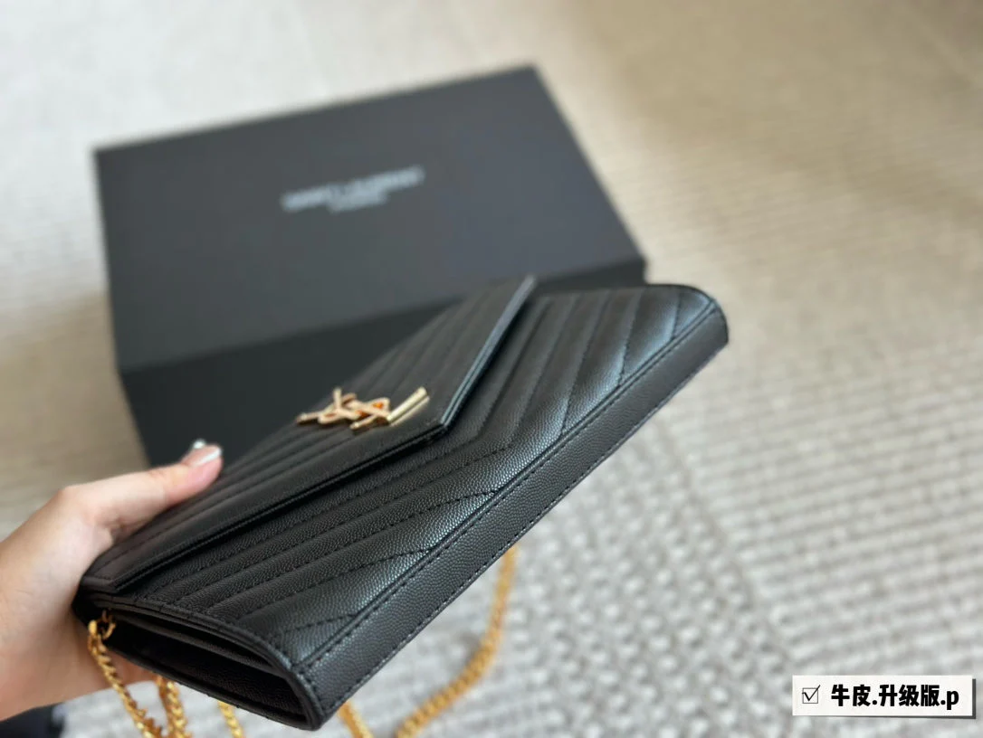 Fashionable and versatile caviar envelope bag