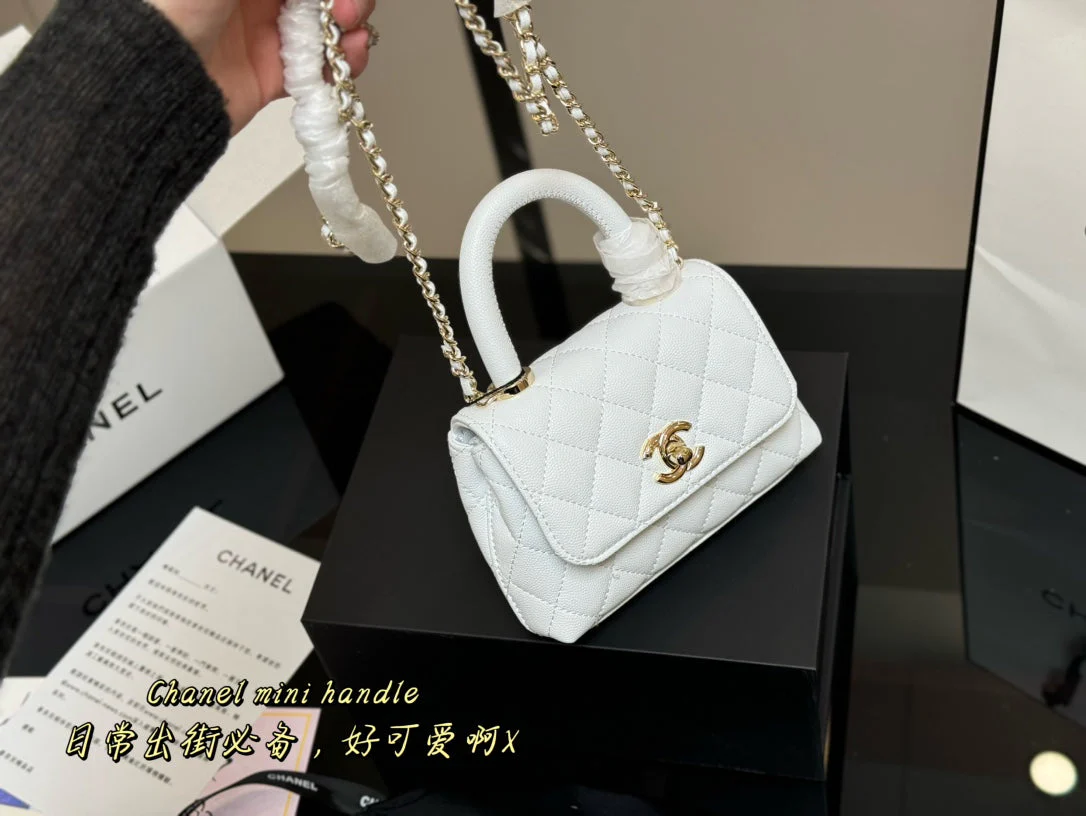 Classic and fashionable grained handbag