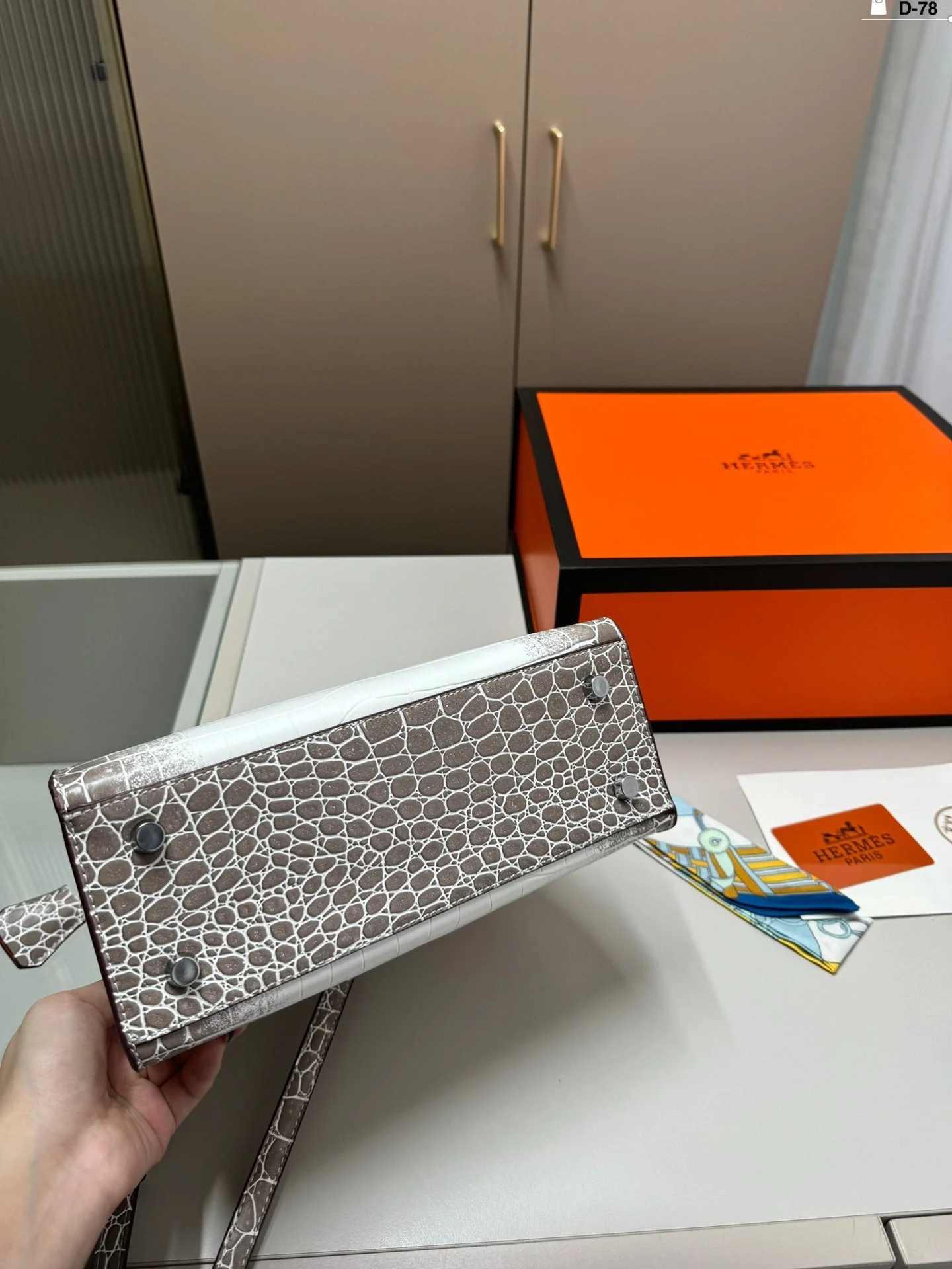 Himalaya Crocodile Pattern Bag Size 25.8.18